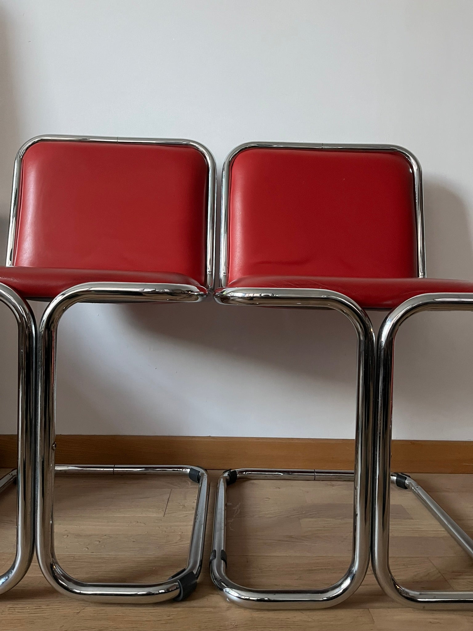 SeT_oF_6_ReD_BauHauS_CHaiRS