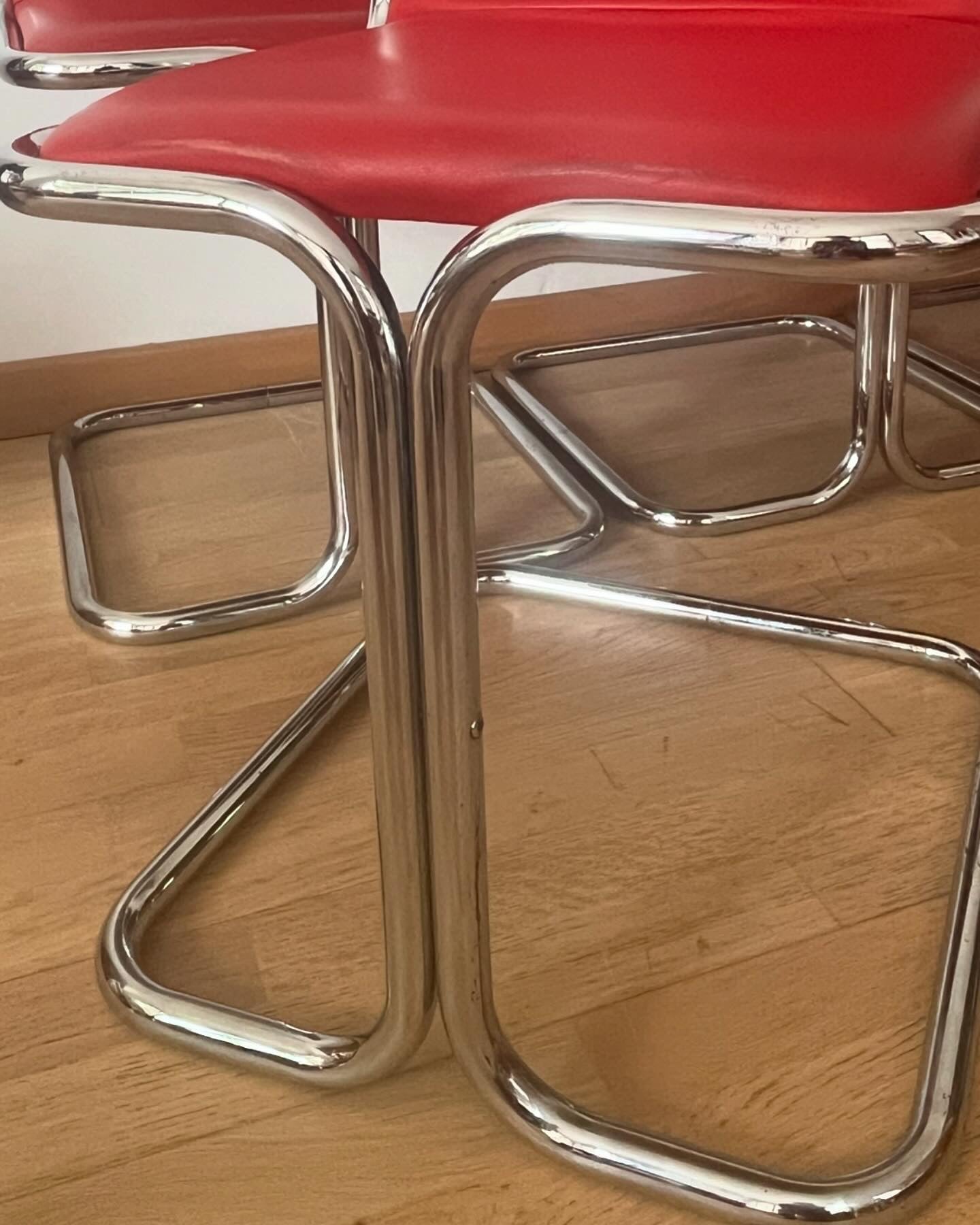 SeT_oF_6_ReD_BauHauS_CHaiRS