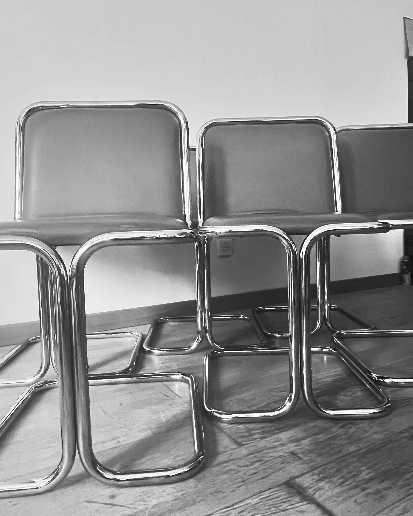 SeT_oF_6_ReD_BauHauS_CHaiRS