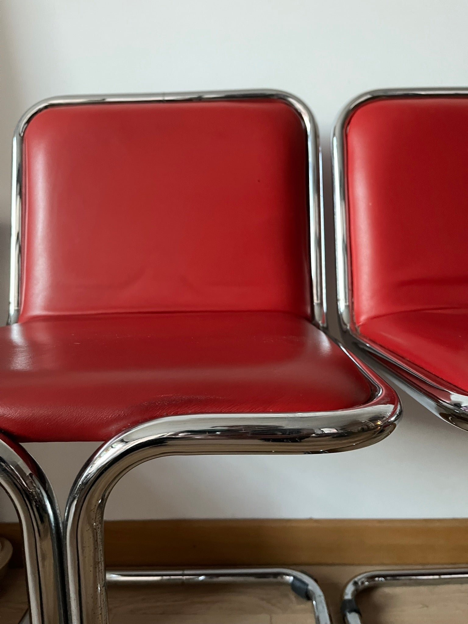 SeT_oF_6_ReD_BauHauS_CHaiRS