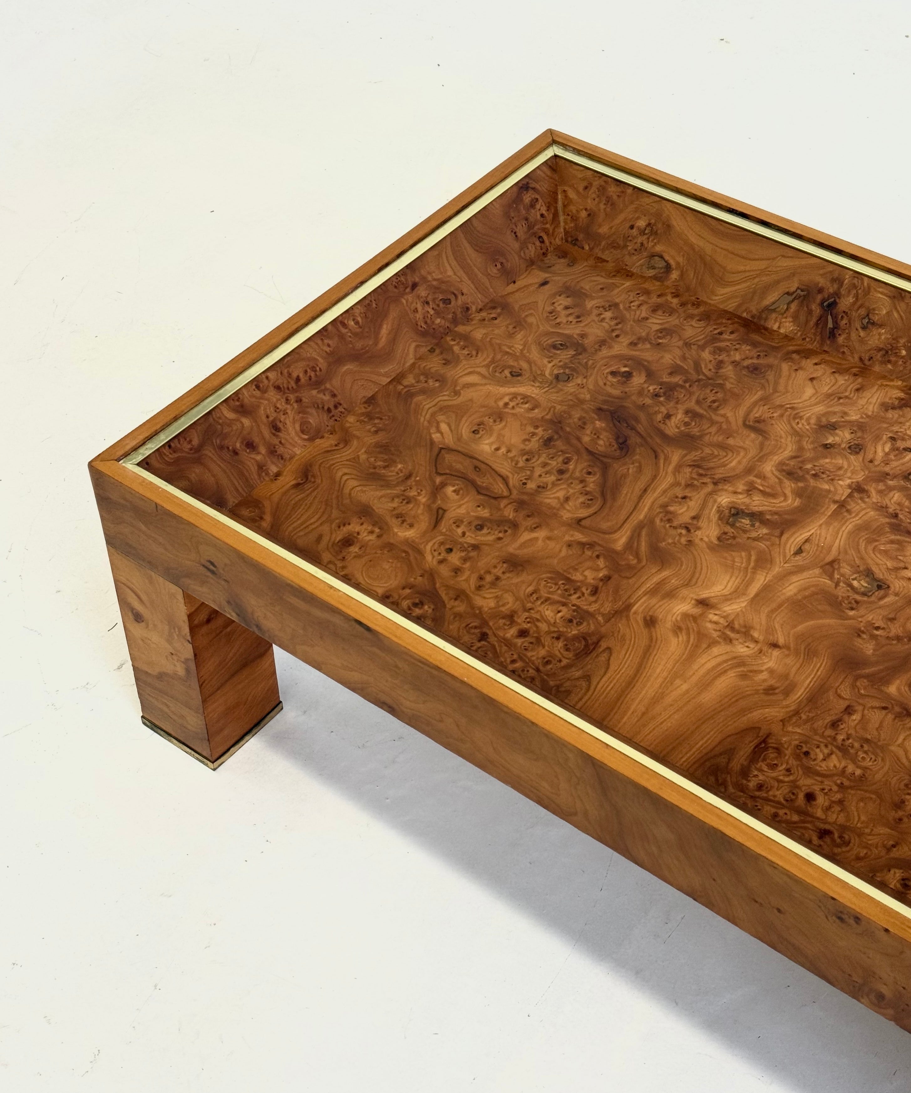 Rectangular_coffee_table_from_Turri_with_burl_wood