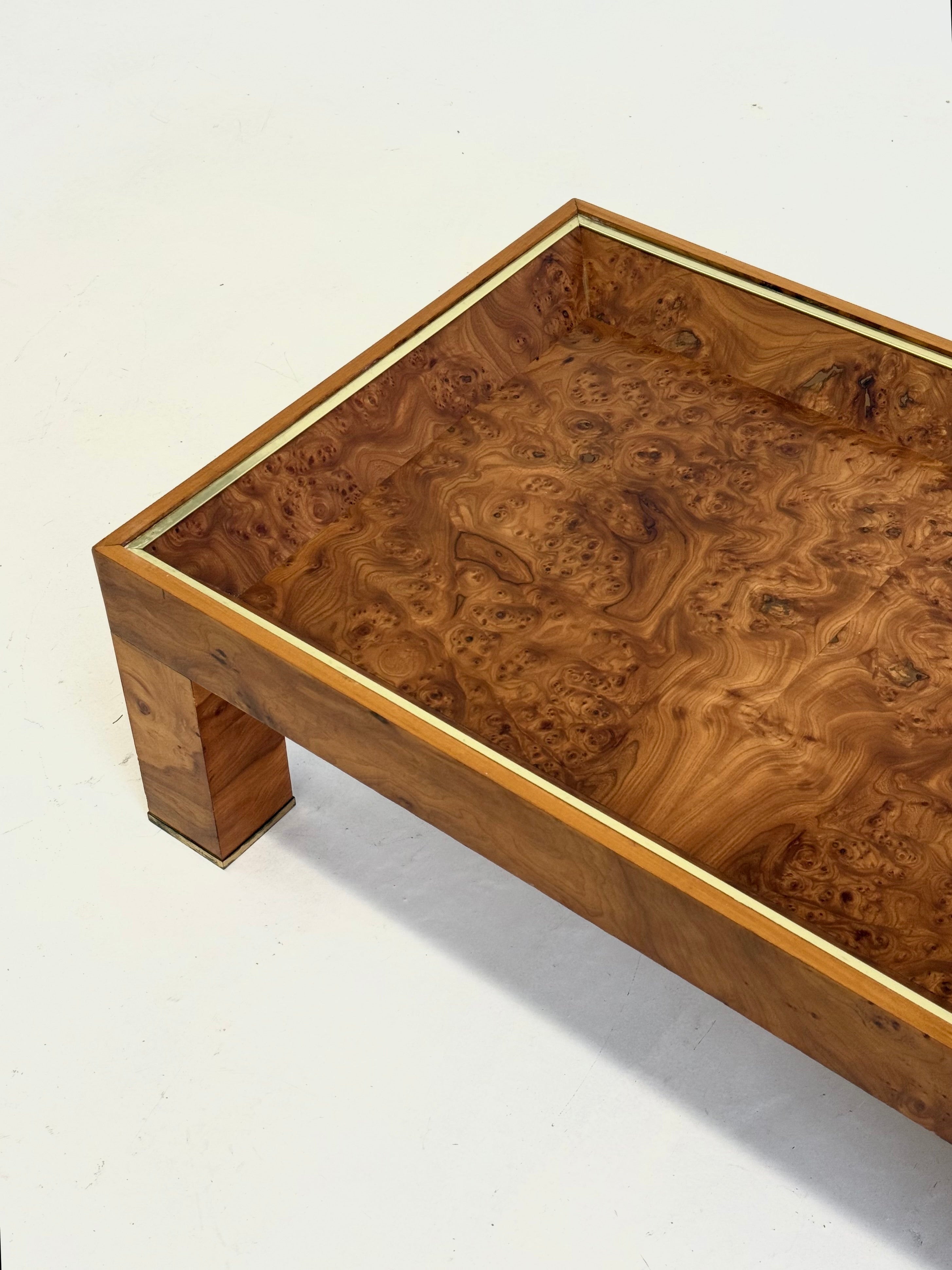 Rectangular_coffee_table_from_Turri_with_burl_wood