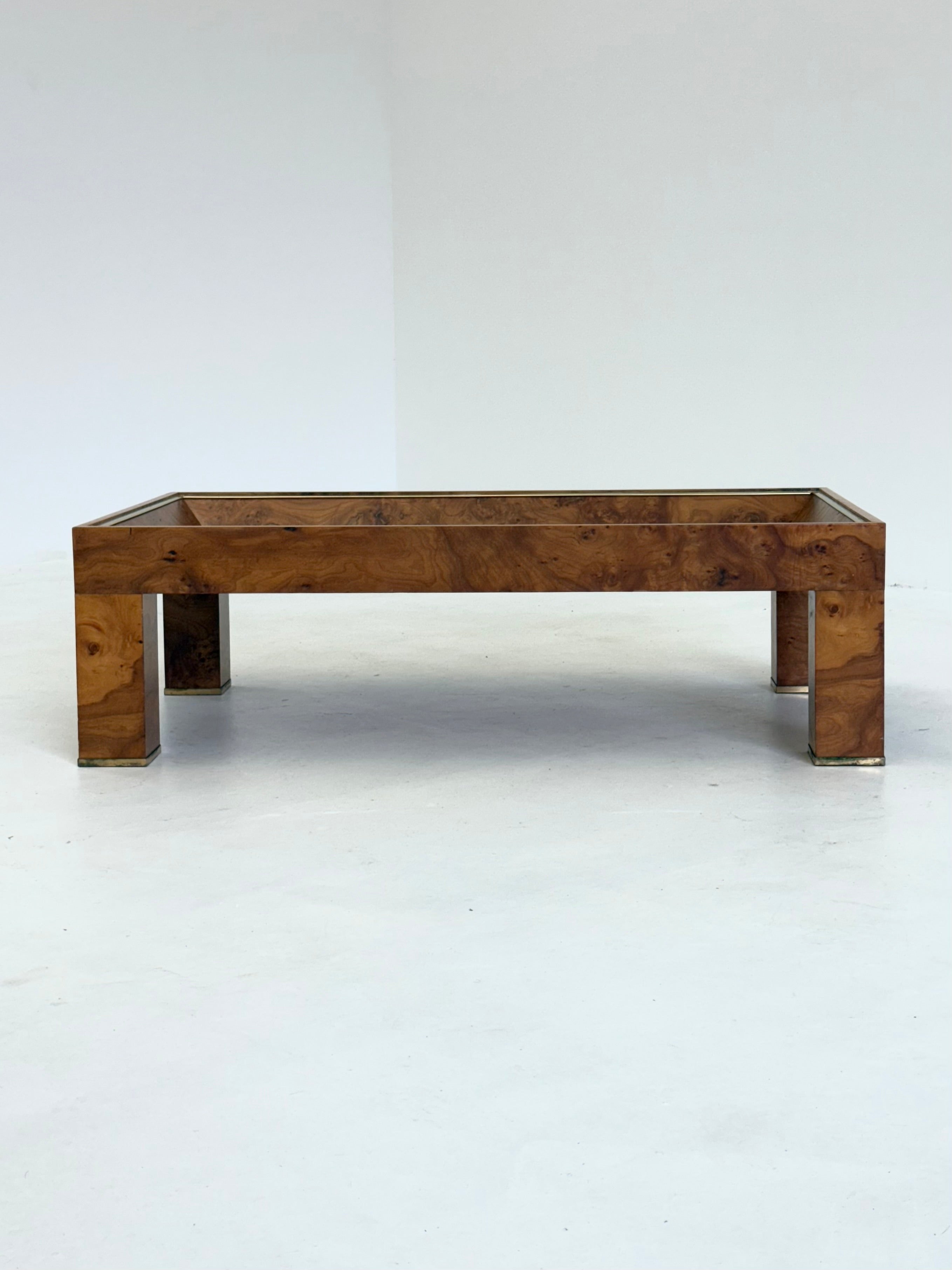 Rectangular_coffee_table_from_Turri_with_burl_wood