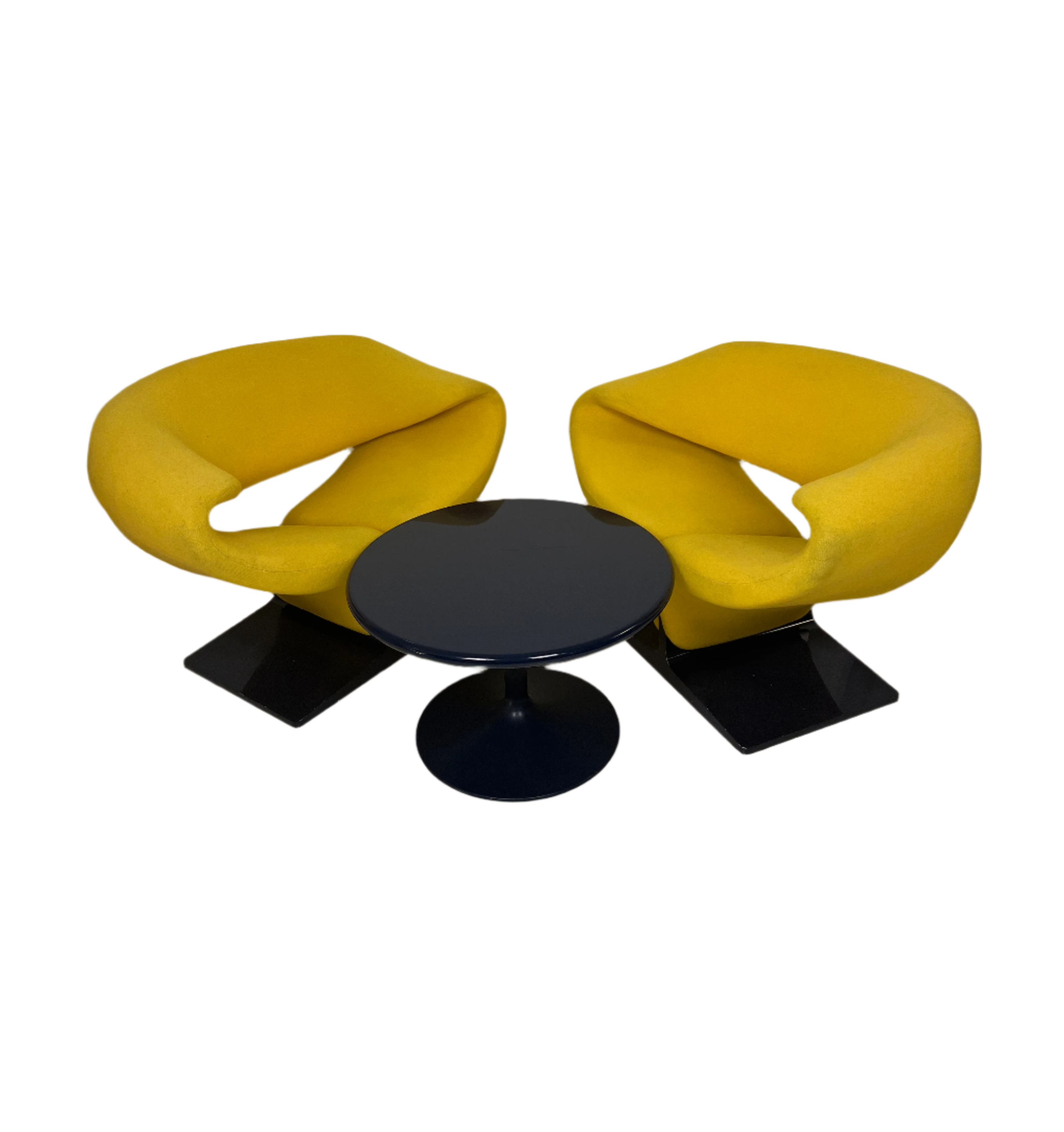 Ribbo_armchairs_and_coffee_table_by_Pierre_paulin_for_Artifort_60s