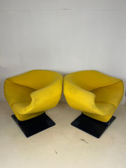 Ribbo_armchairs_and_coffee_table_by_Pierre_paulin_for_Artifort_60s