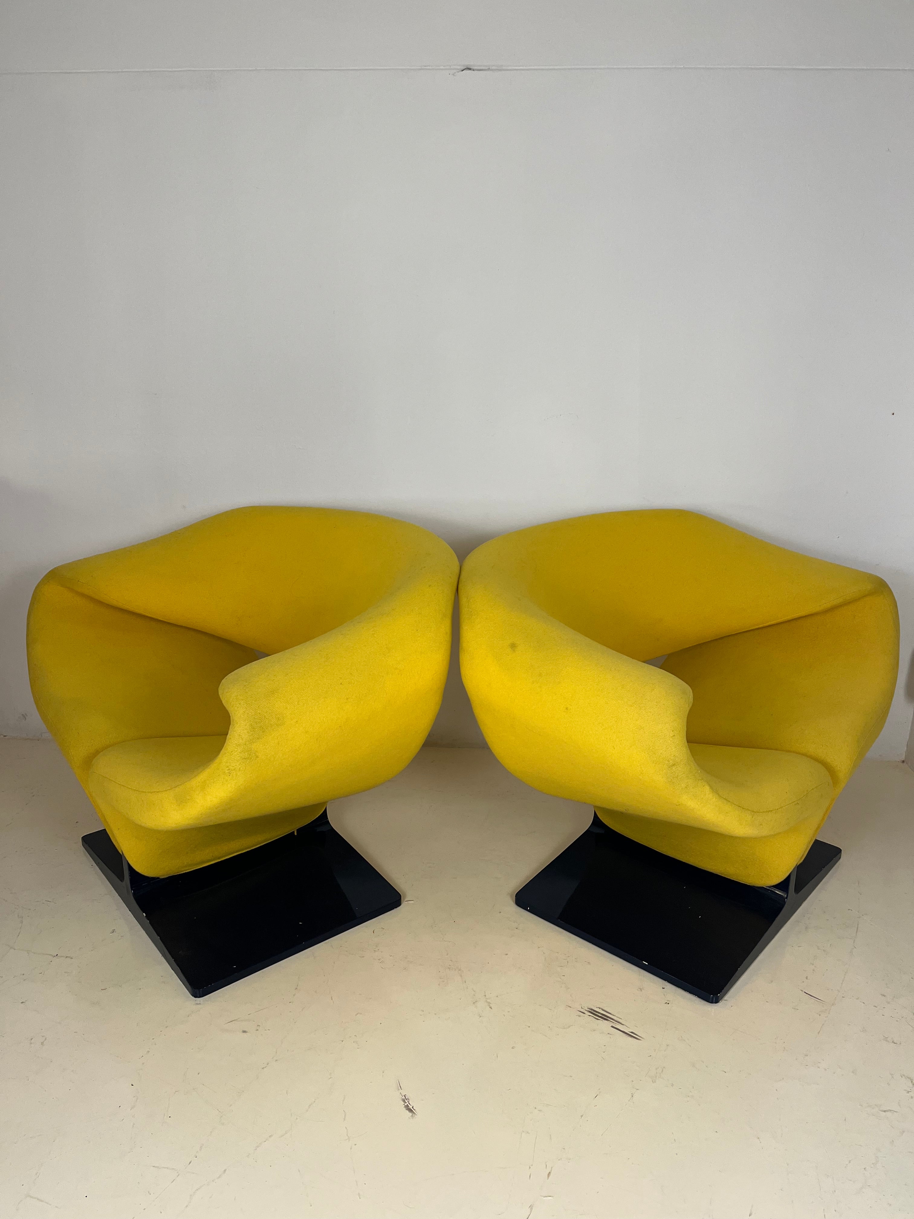Ribbo_armchairs_and_coffee_table_by_Pierre_paulin_for_Artifort_60s