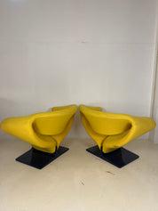 Ribbo_armchairs_and_coffee_table_by_Pierre_paulin_for_Artifort_60s