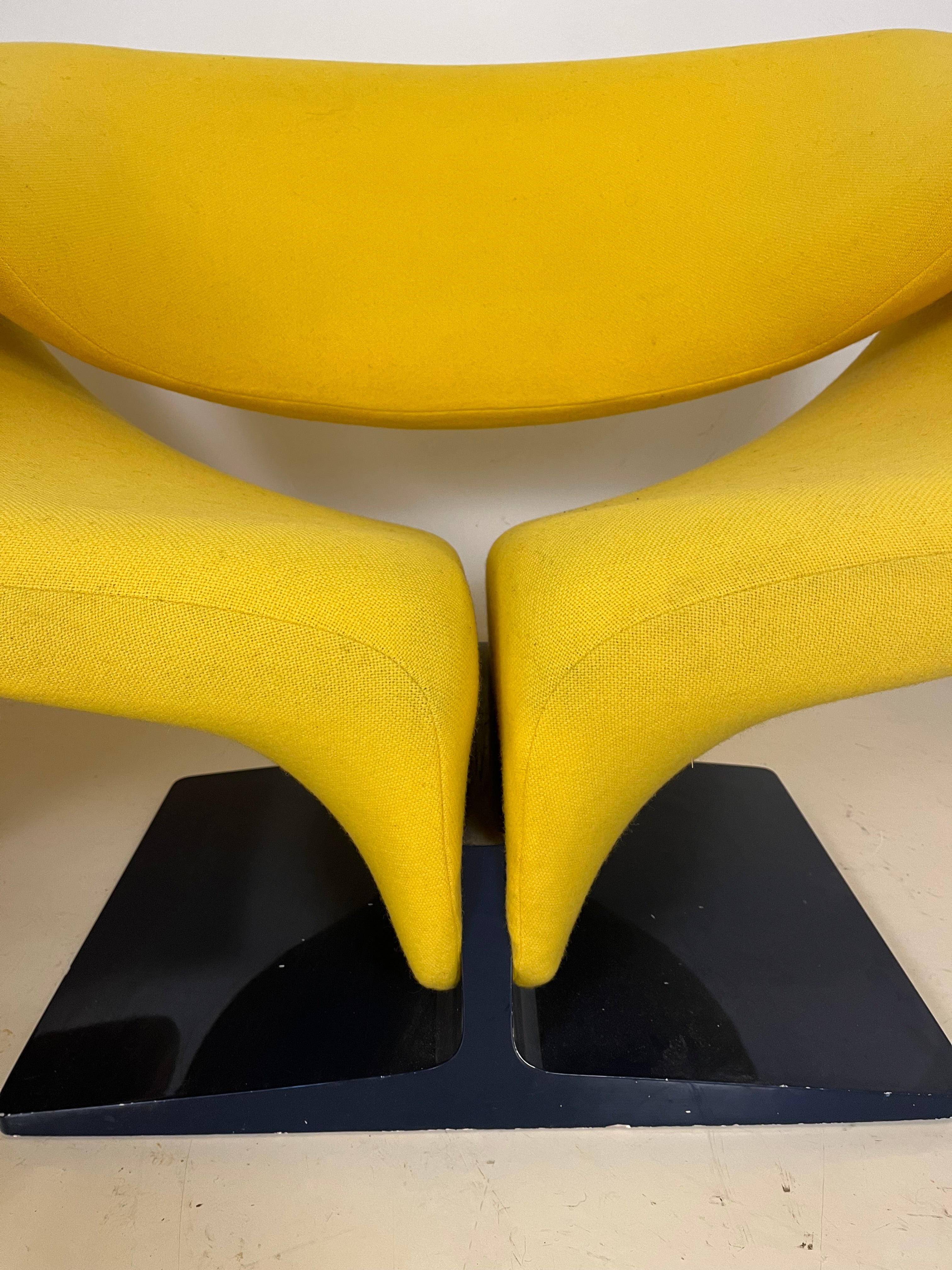 Ribbo_armchairs_and_coffee_table_by_Pierre_paulin_for_Artifort_60s
