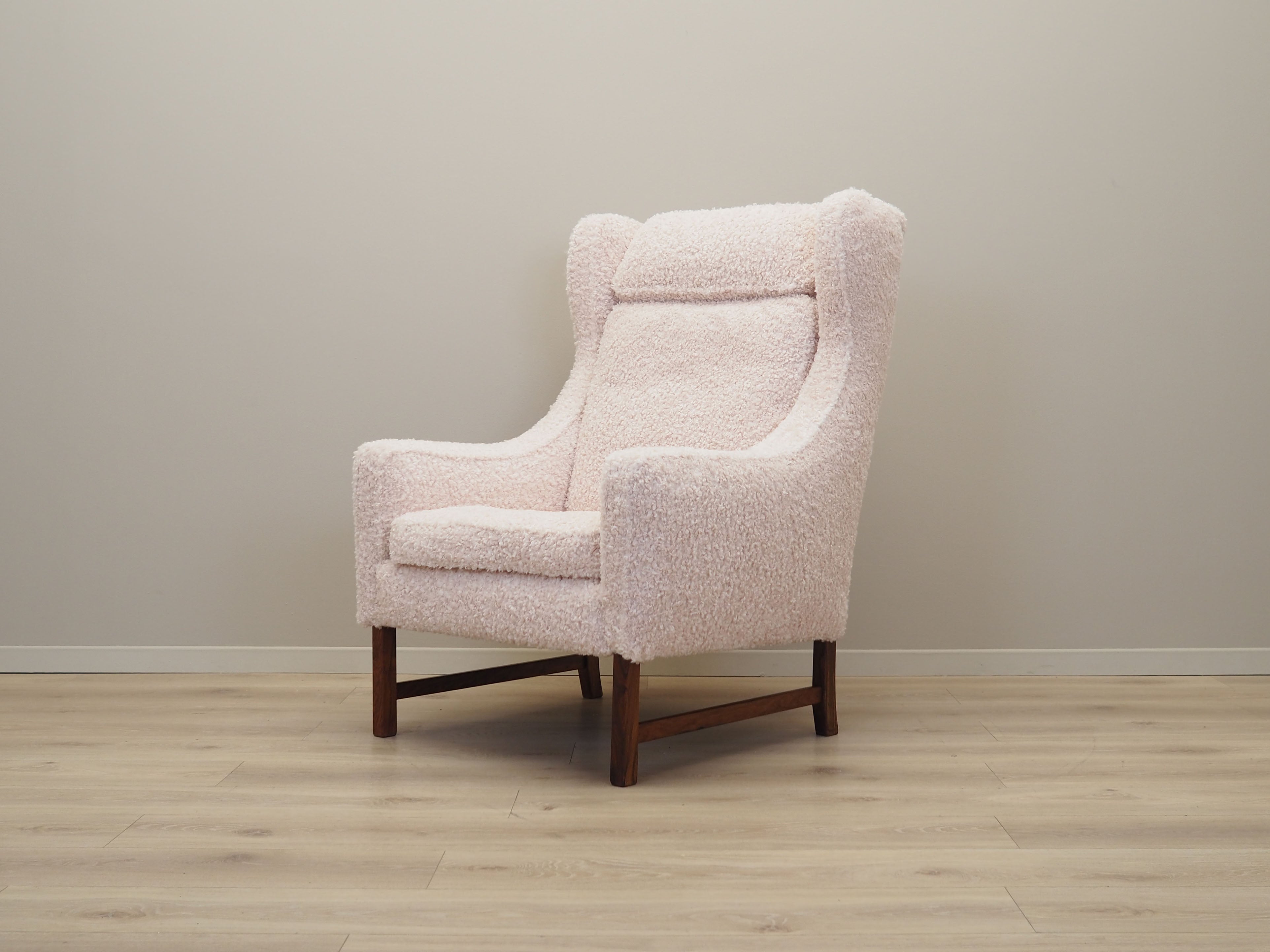 Rosewood_armchair_Danish_design_1970s_manufacture_Skippers