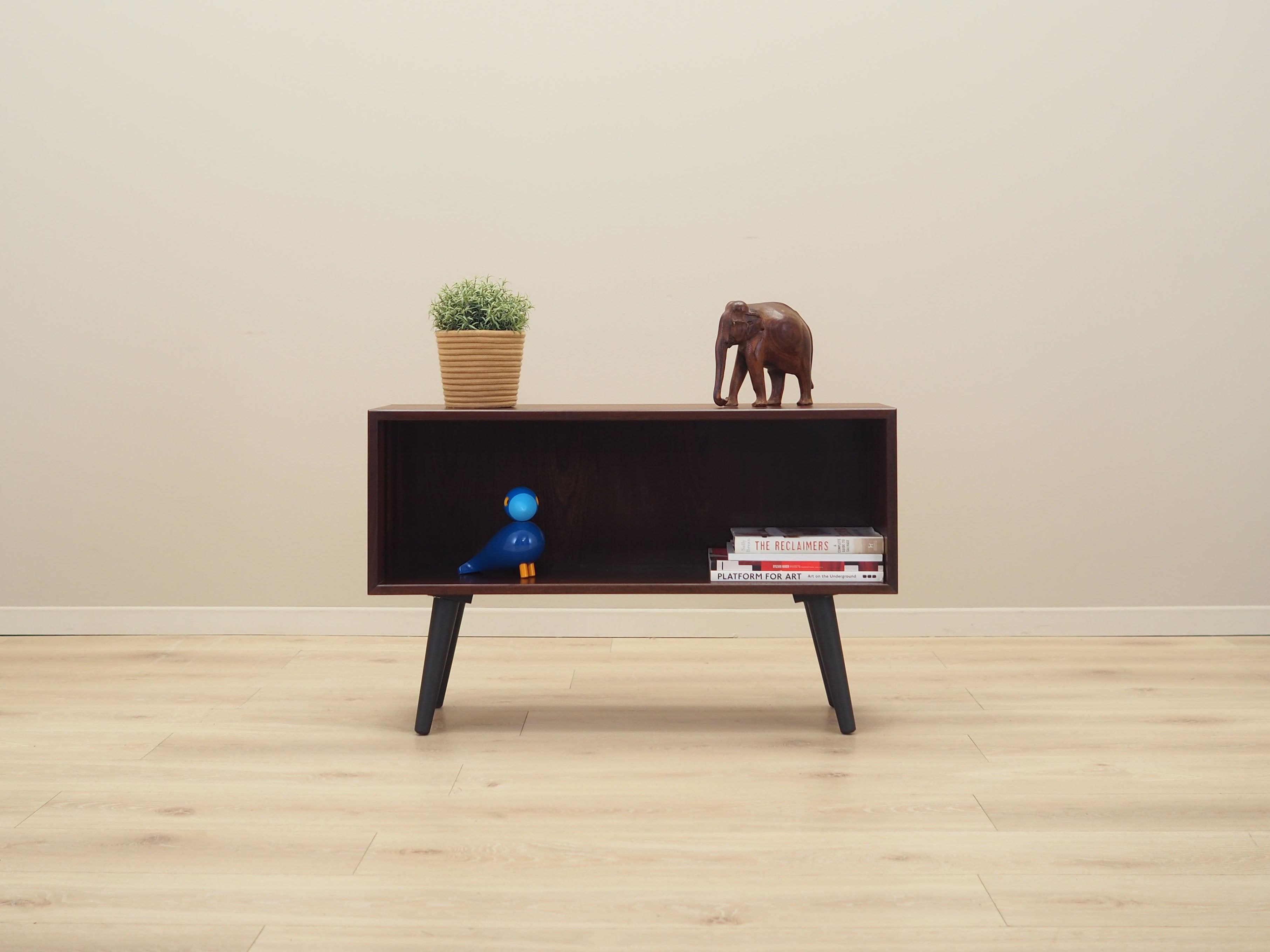 Rosewood_bookcase_Danish_design_1970s_production_Hj_rnebo