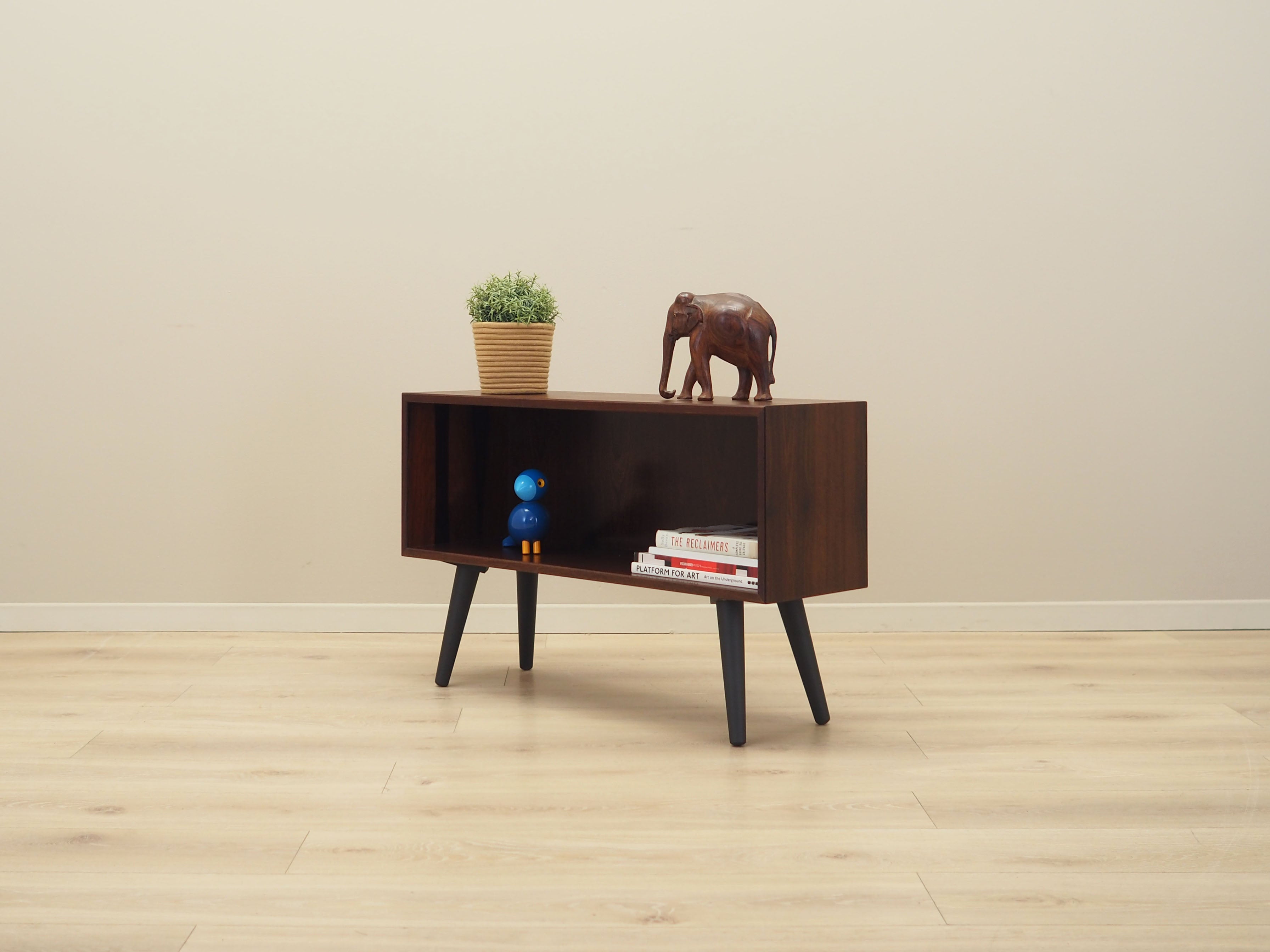 Rosewood_bookcase_Danish_design_1970s_production_Hj_rnebo