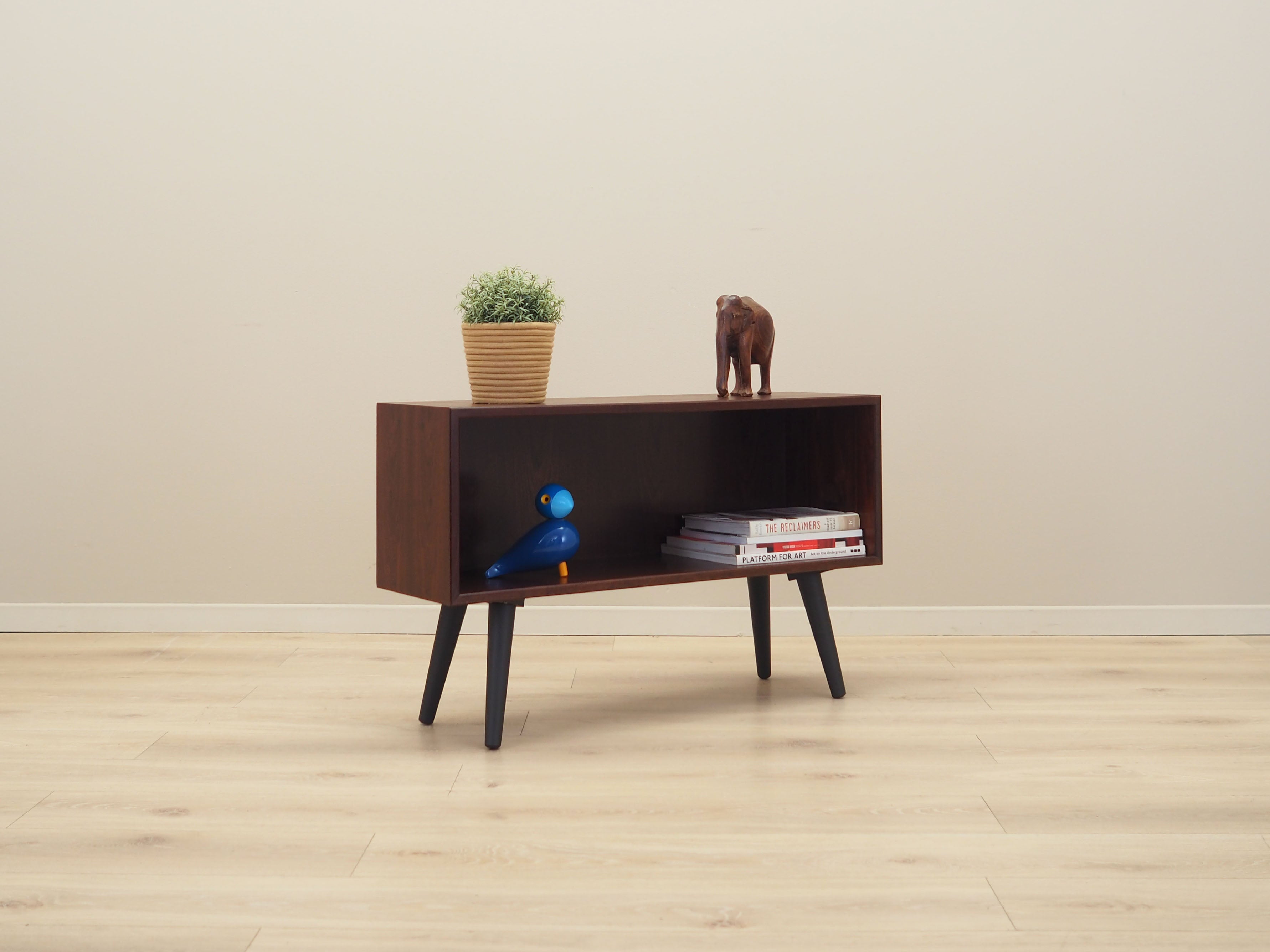 Rosewood_bookcase_Danish_design_1970s_production_Hj_rnebo