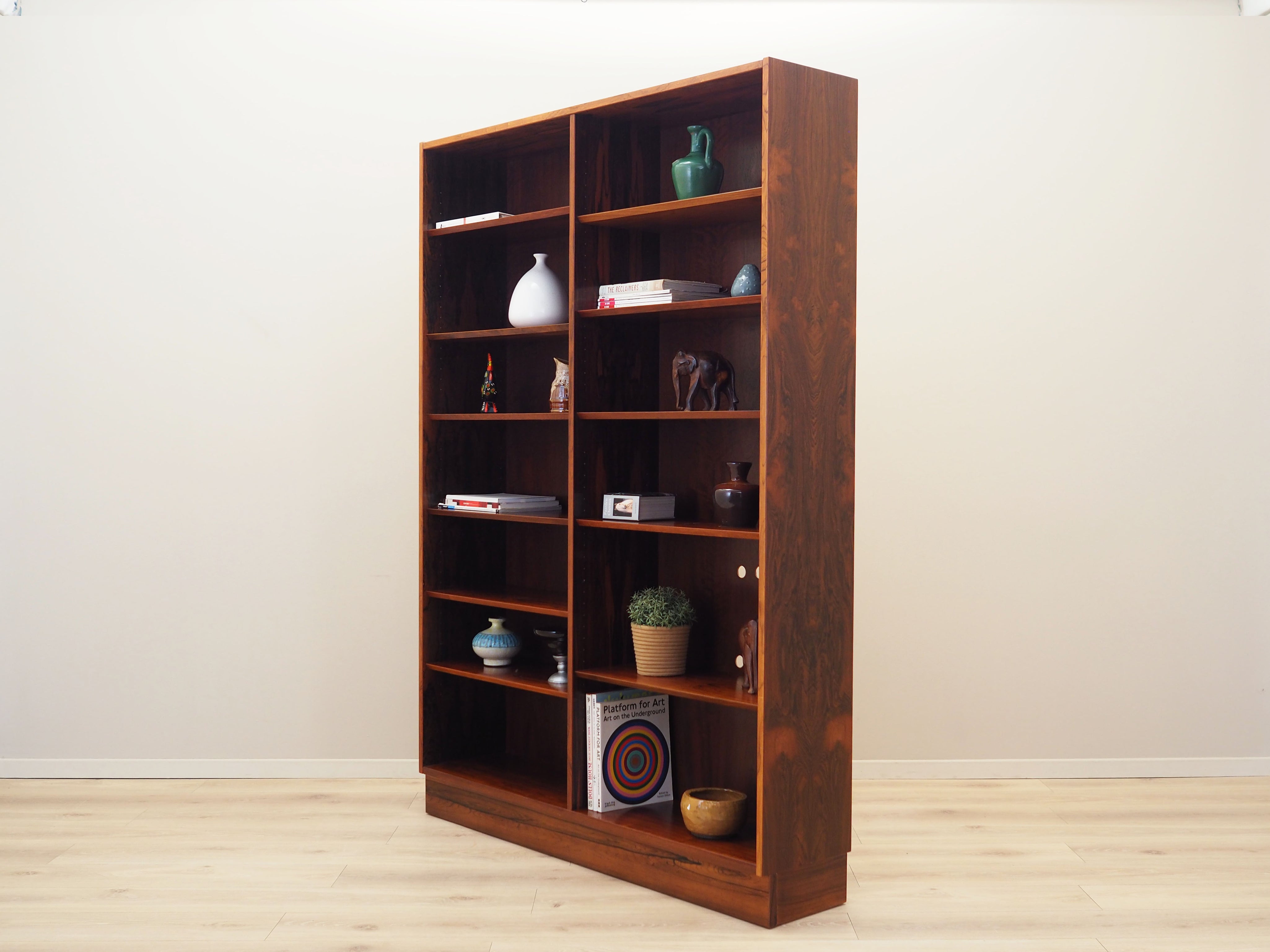 Rosewood_bookcase_Danish_design_1970s_production_Hundevad