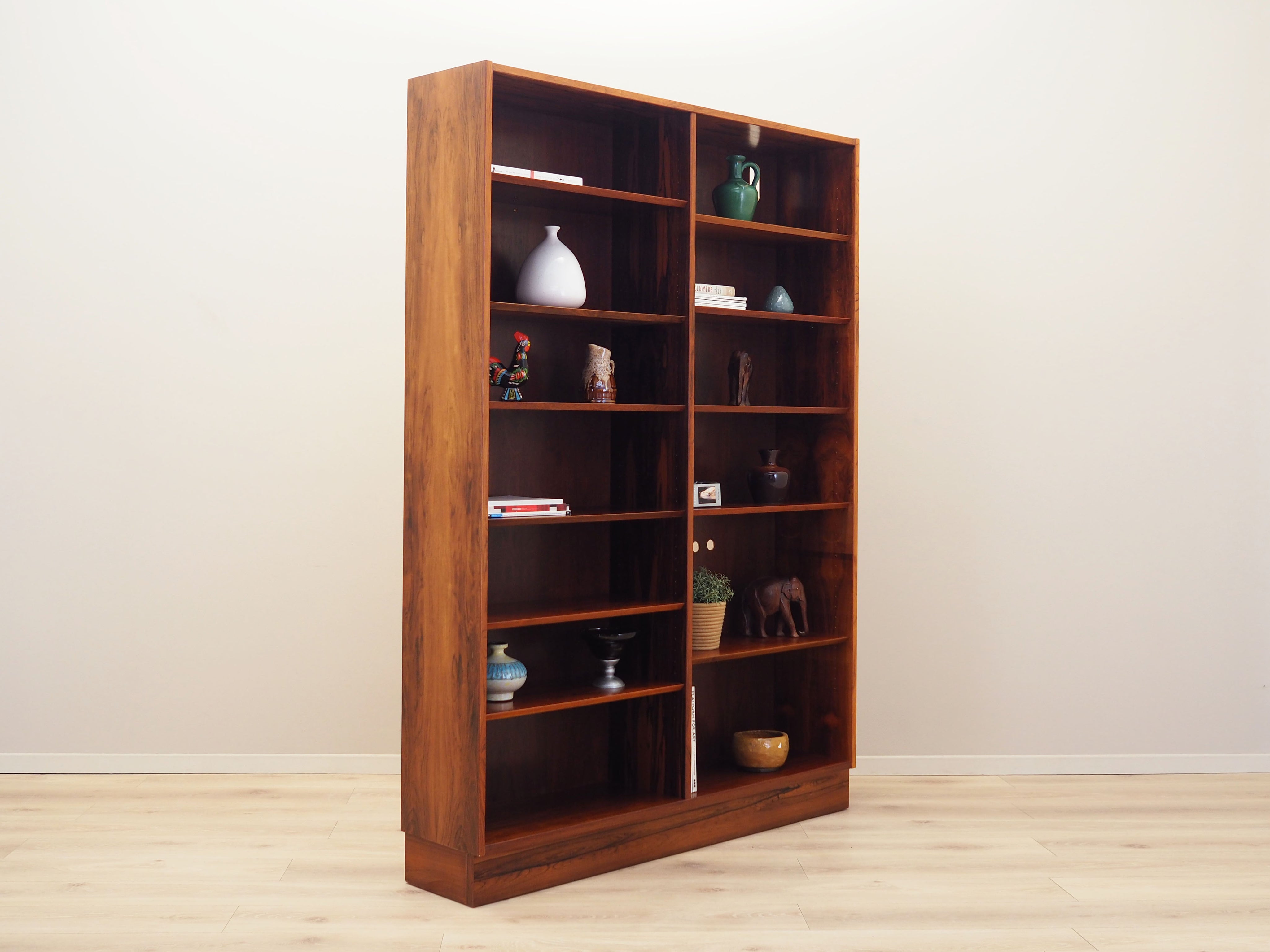 Rosewood_bookcase_Danish_design_1970s_production_Hundevad