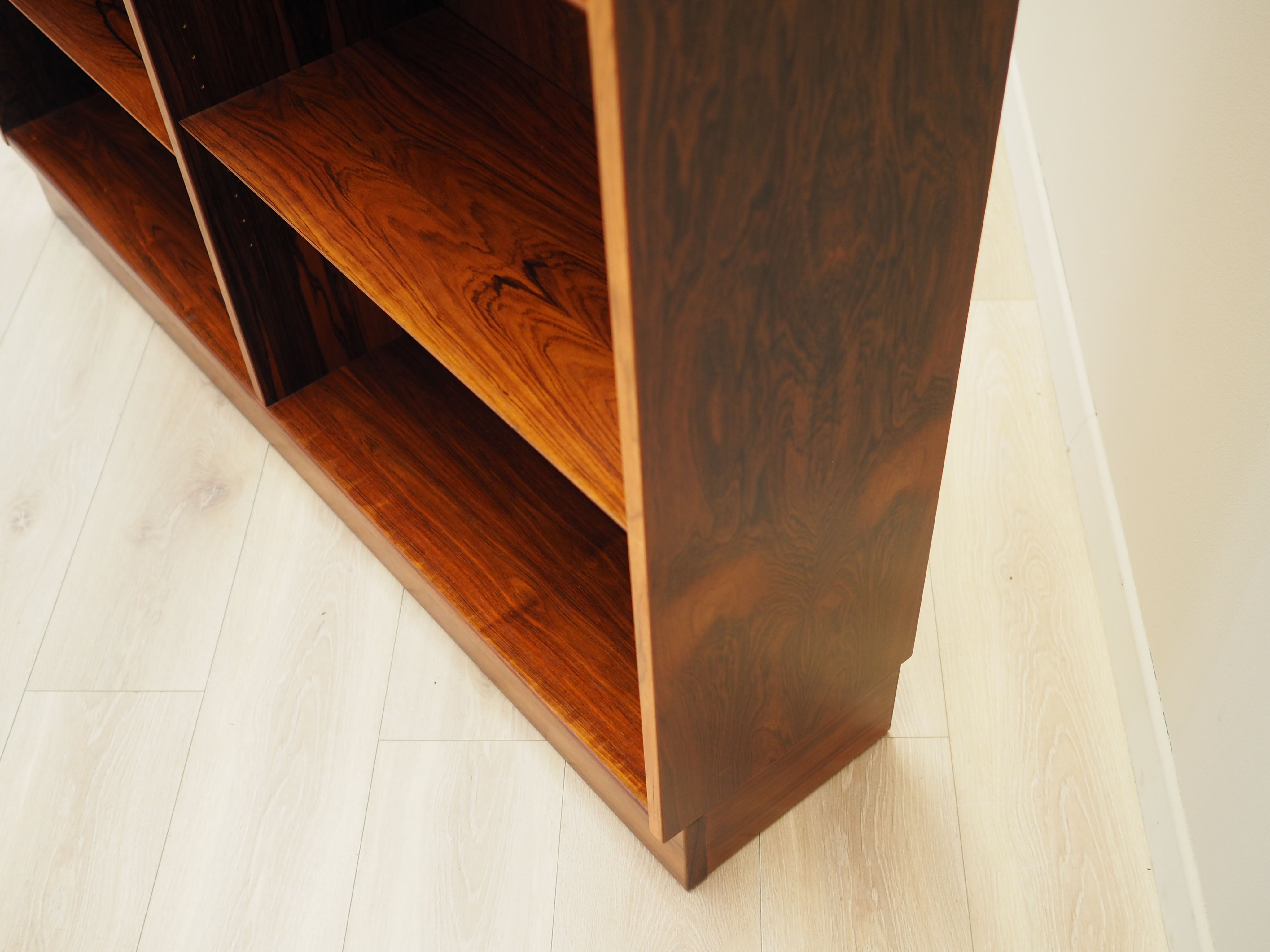 Rosewood_bookcase_Danish_design_1970s_production_Hundevad