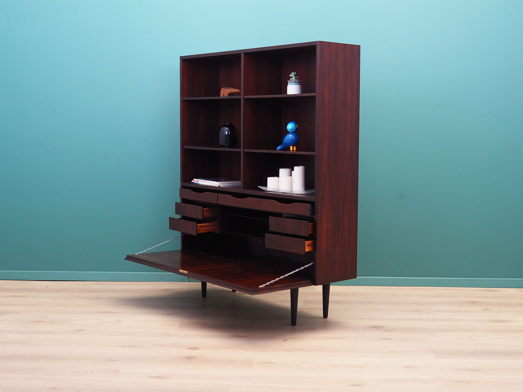 Rosewood_bookcase_in_Danish_design_from_1970s_manufacturer_Omann_Jun