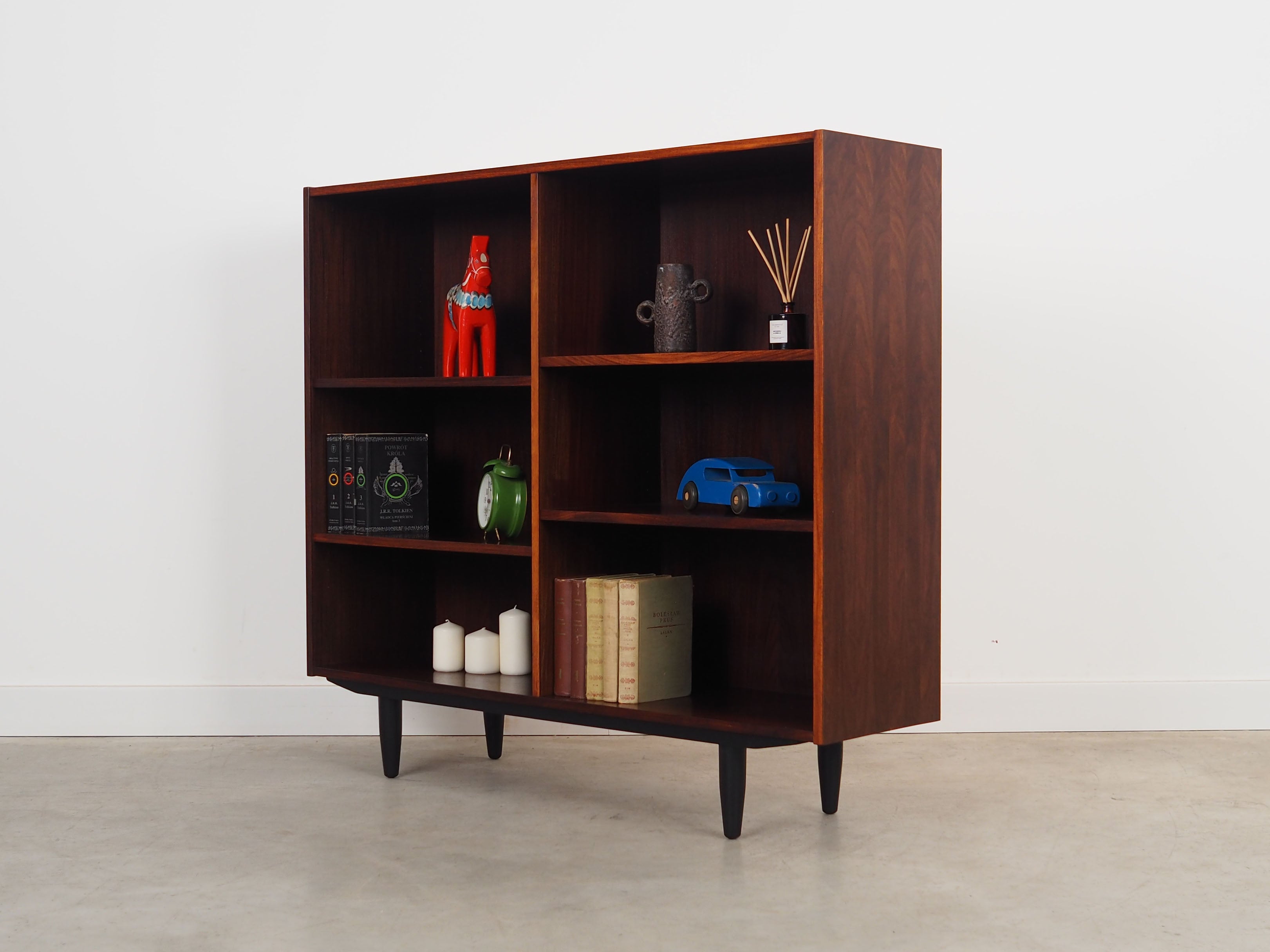 Rosewood_bookcase_in_Danish_design_from_1970s_production_Denmark