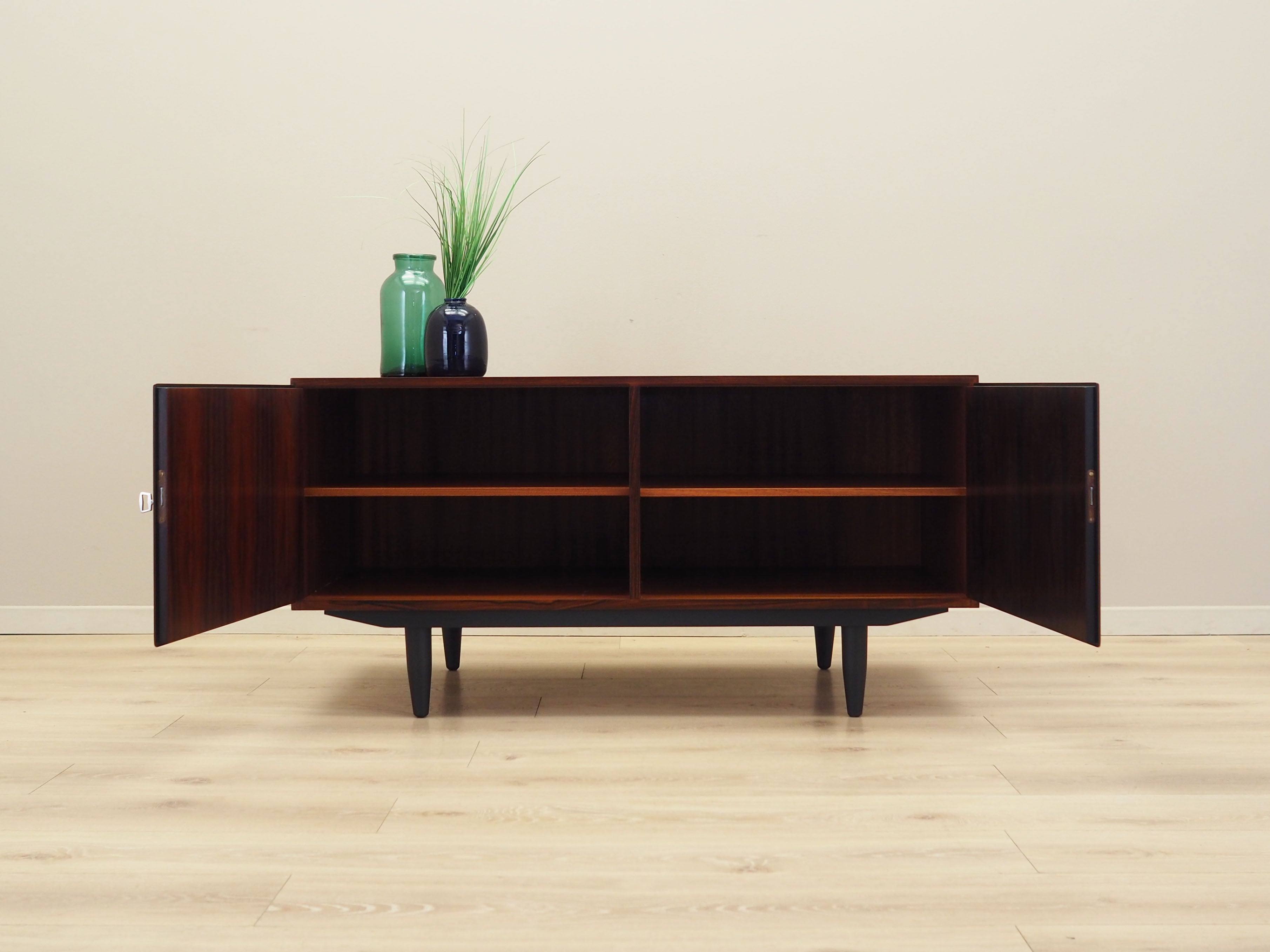 Rosewood_cabinet_Danish_design_1970s_manufacture_Hundevad
