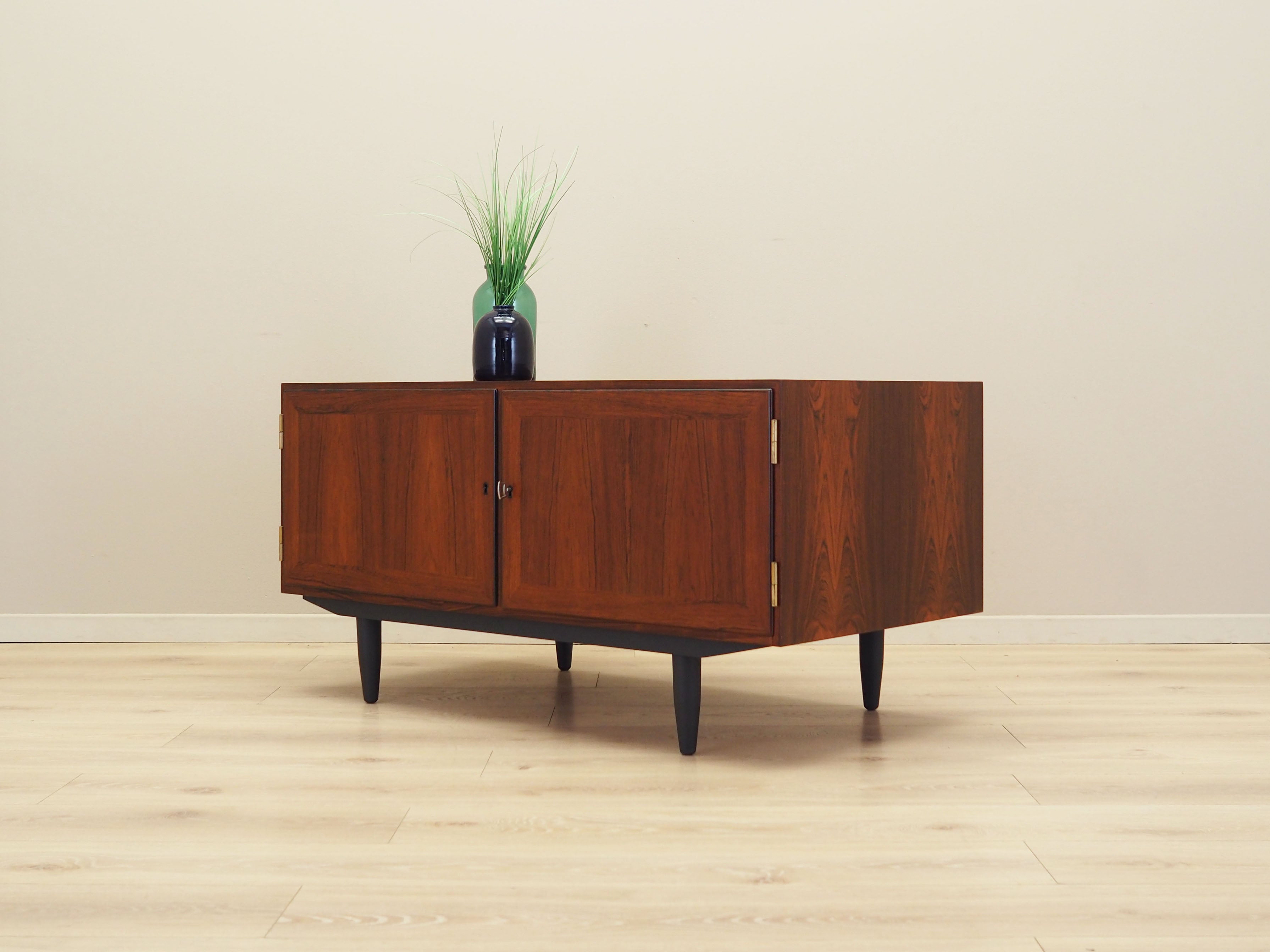 Rosewood_cabinet_Danish_design_1970s_manufacture_Hundevad
