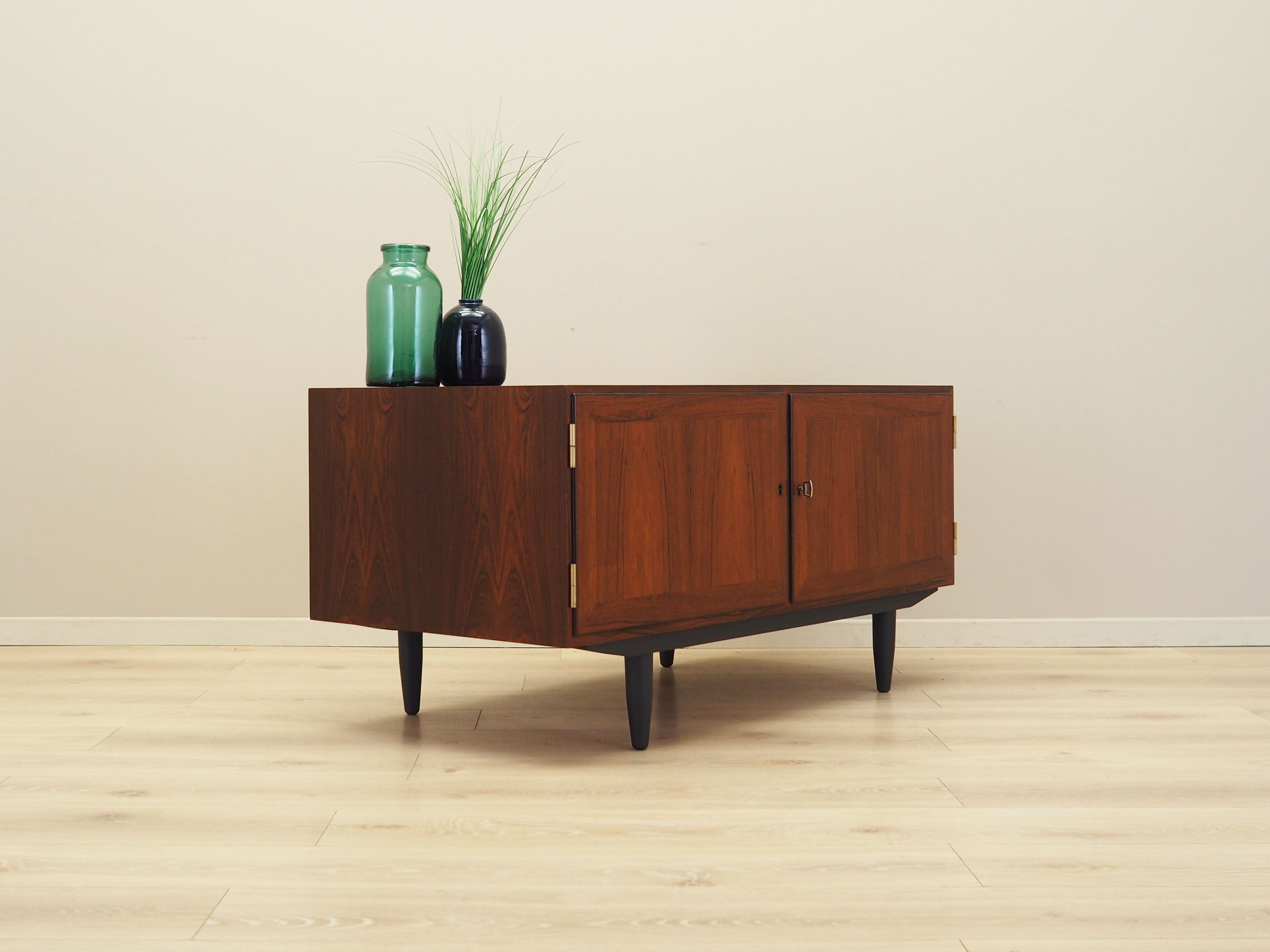 Rosewood_cabinet_Danish_design_1970s_manufacture_Hundevad