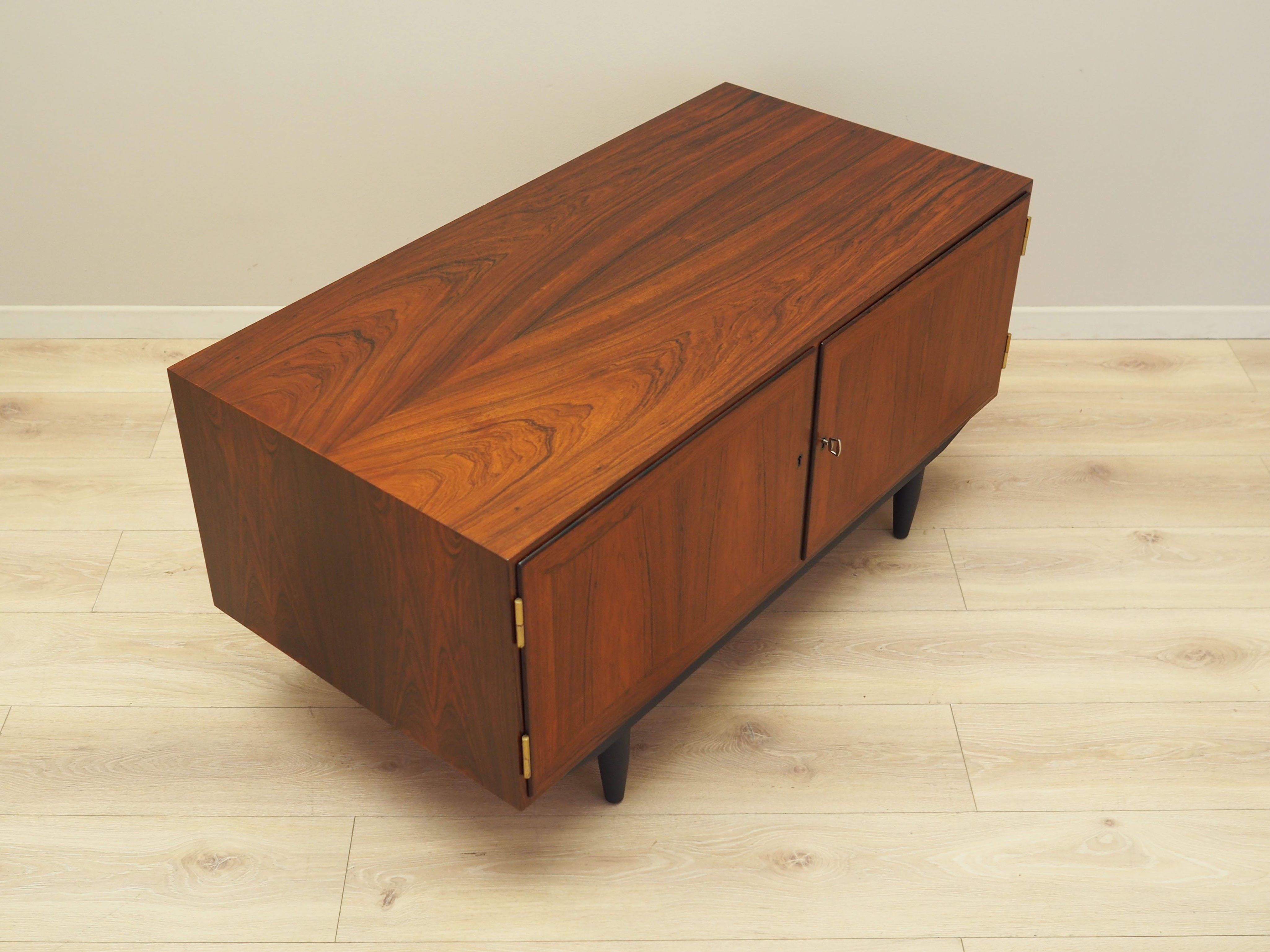 Rosewood_cabinet_Danish_design_1970s_manufacture_Hundevad