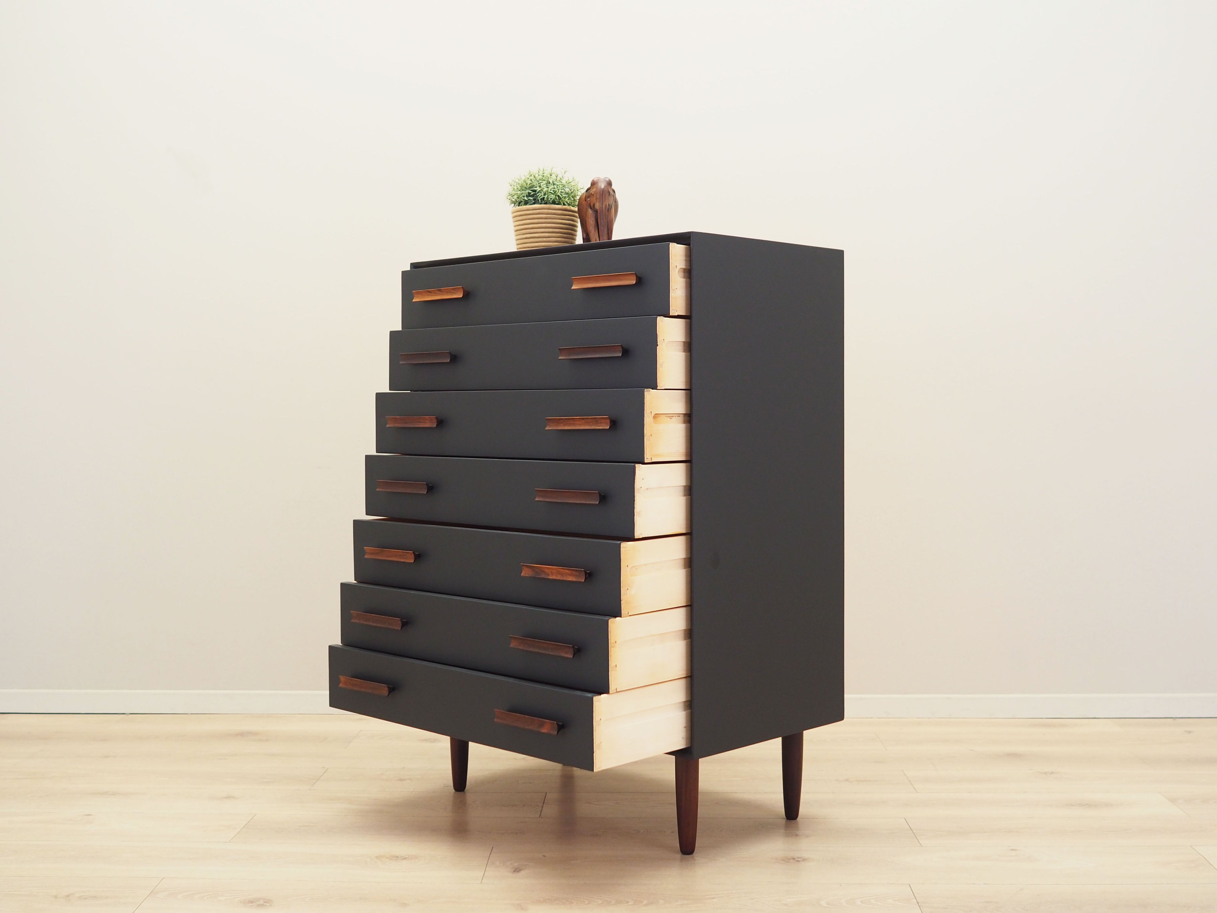 Rosewood_chest_of_drawers_Danish_design_1970s_production_Denmark