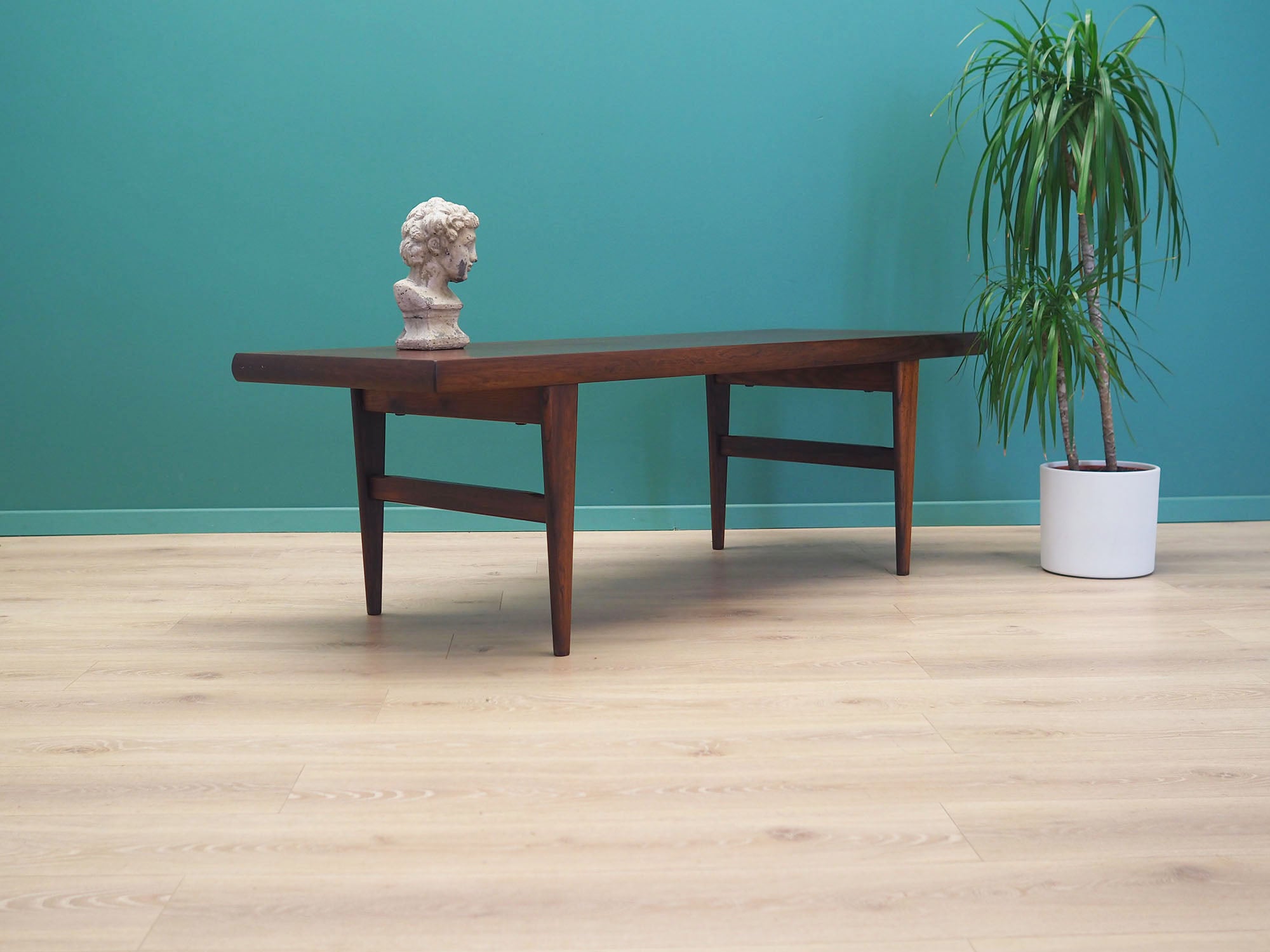 Rosewood_coffee_table_Danish_design_1970s_production_Gern_M_belfabrik