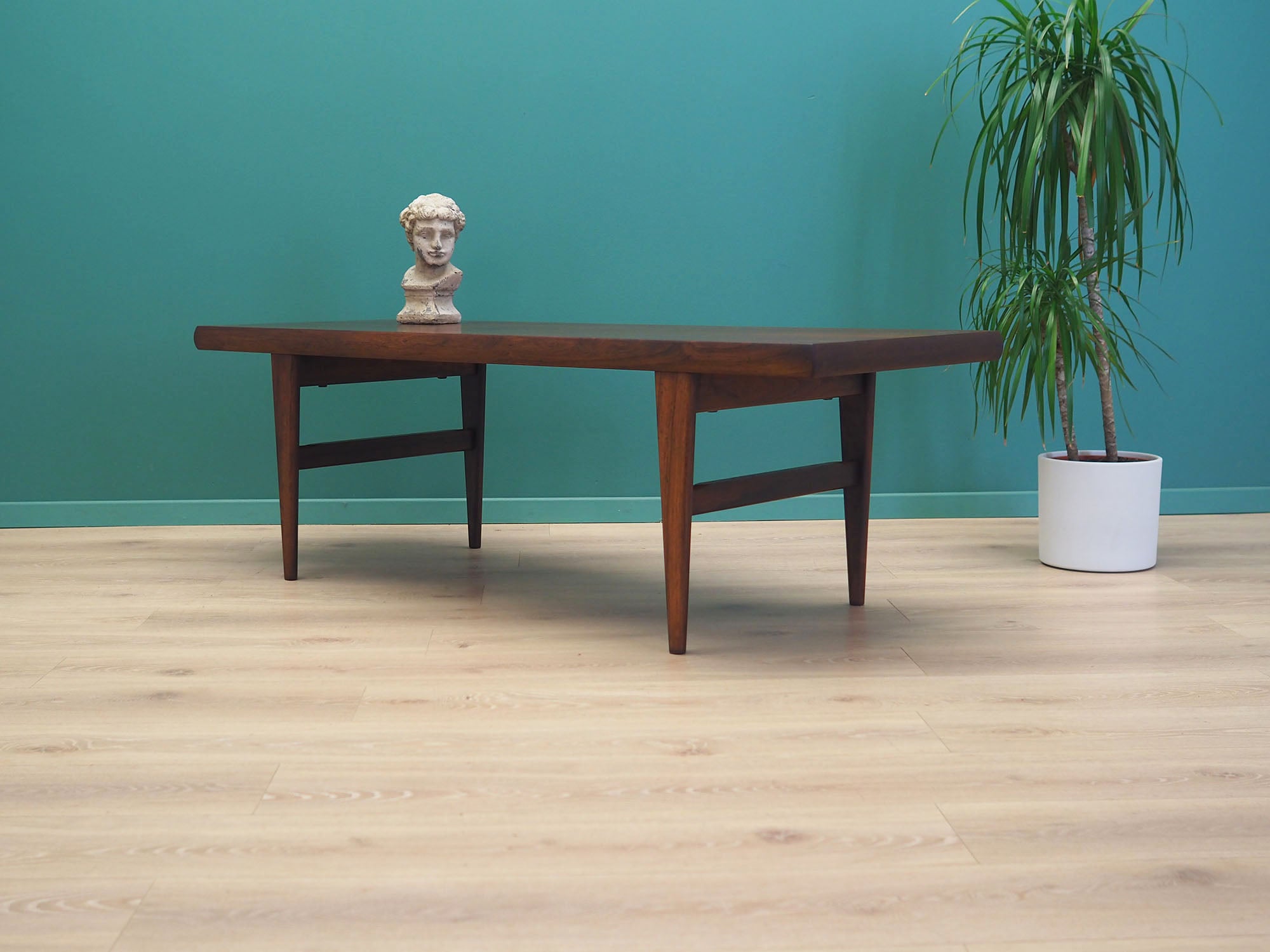 Rosewood_coffee_table_Danish_design_1970s_production_Gern_M_belfabrik