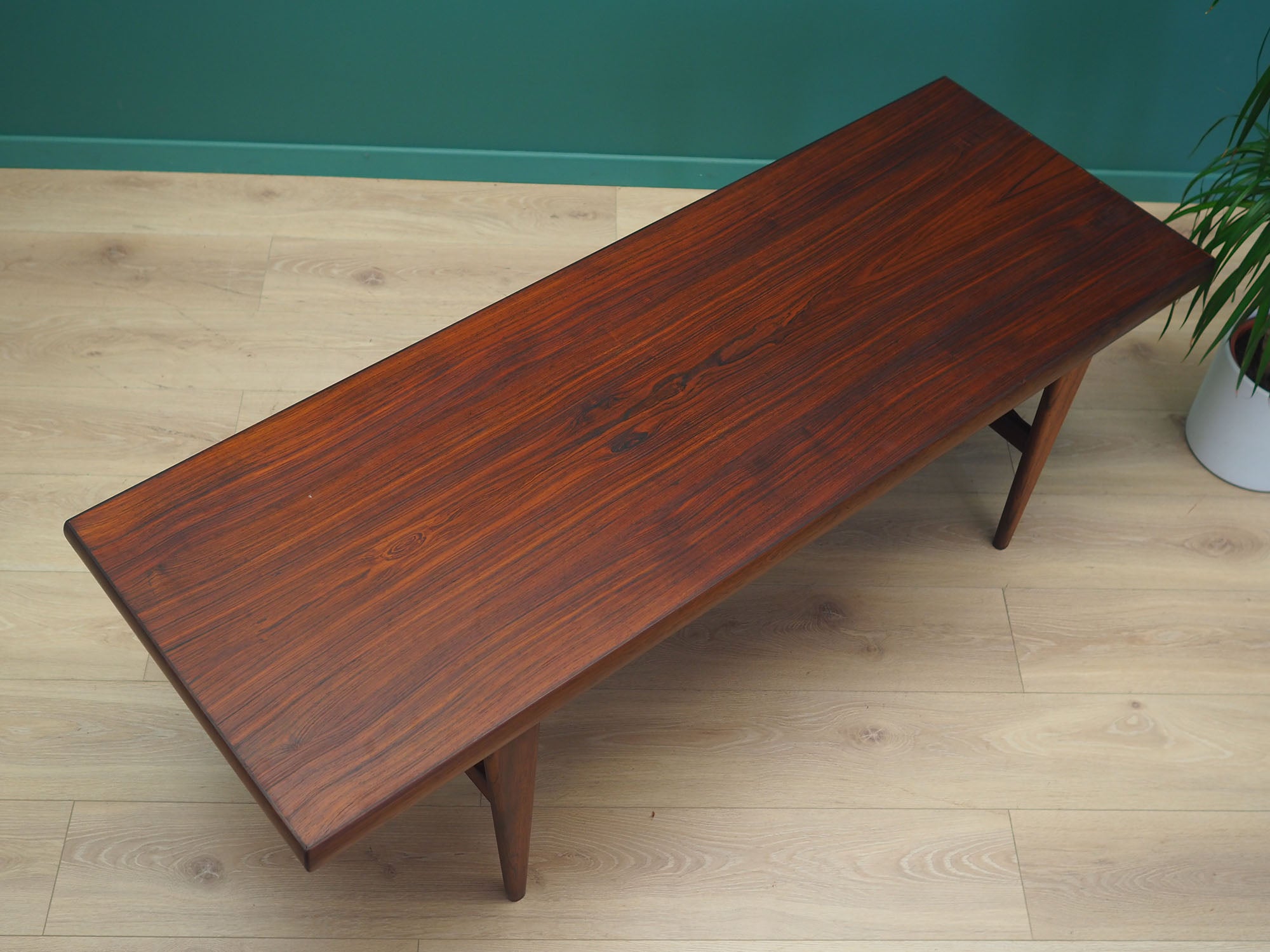 Rosewood_coffee_table_Danish_design_1970s_production_Gern_M_belfabrik