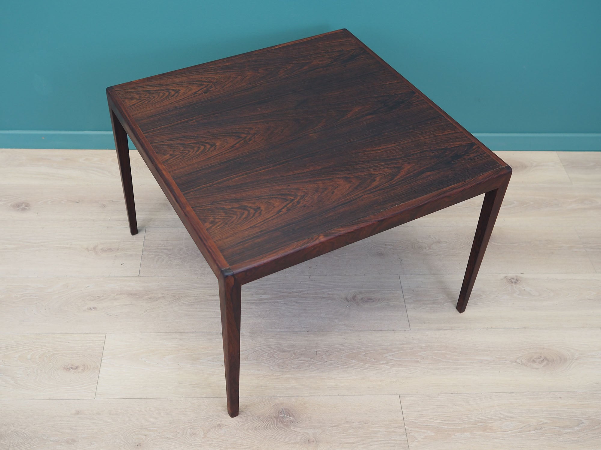 Rosewood_coffee_table_in_Danish_design_1970s_production_Denmark