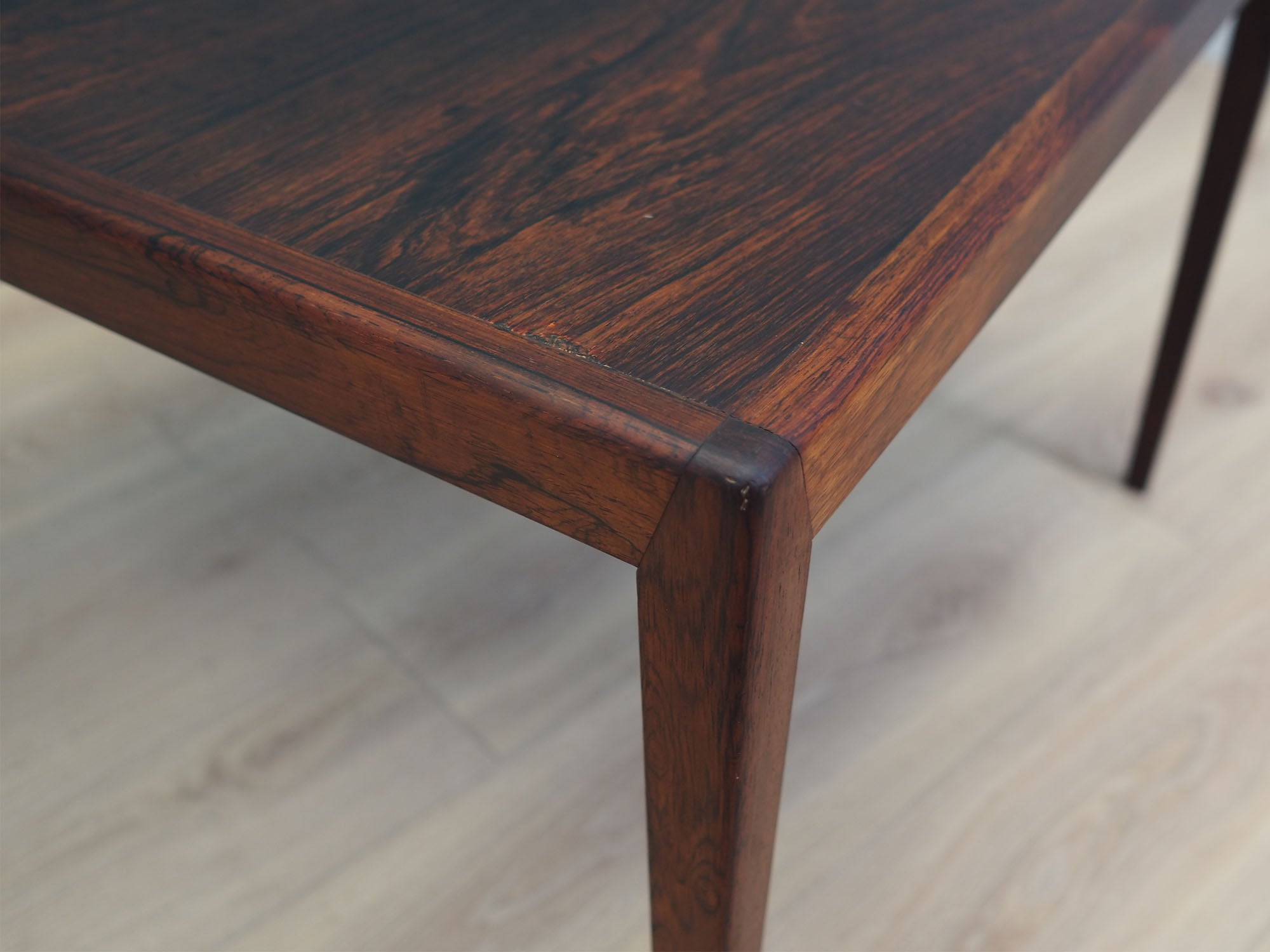 Rosewood_coffee_table_in_Danish_design_1970s_production_Denmark