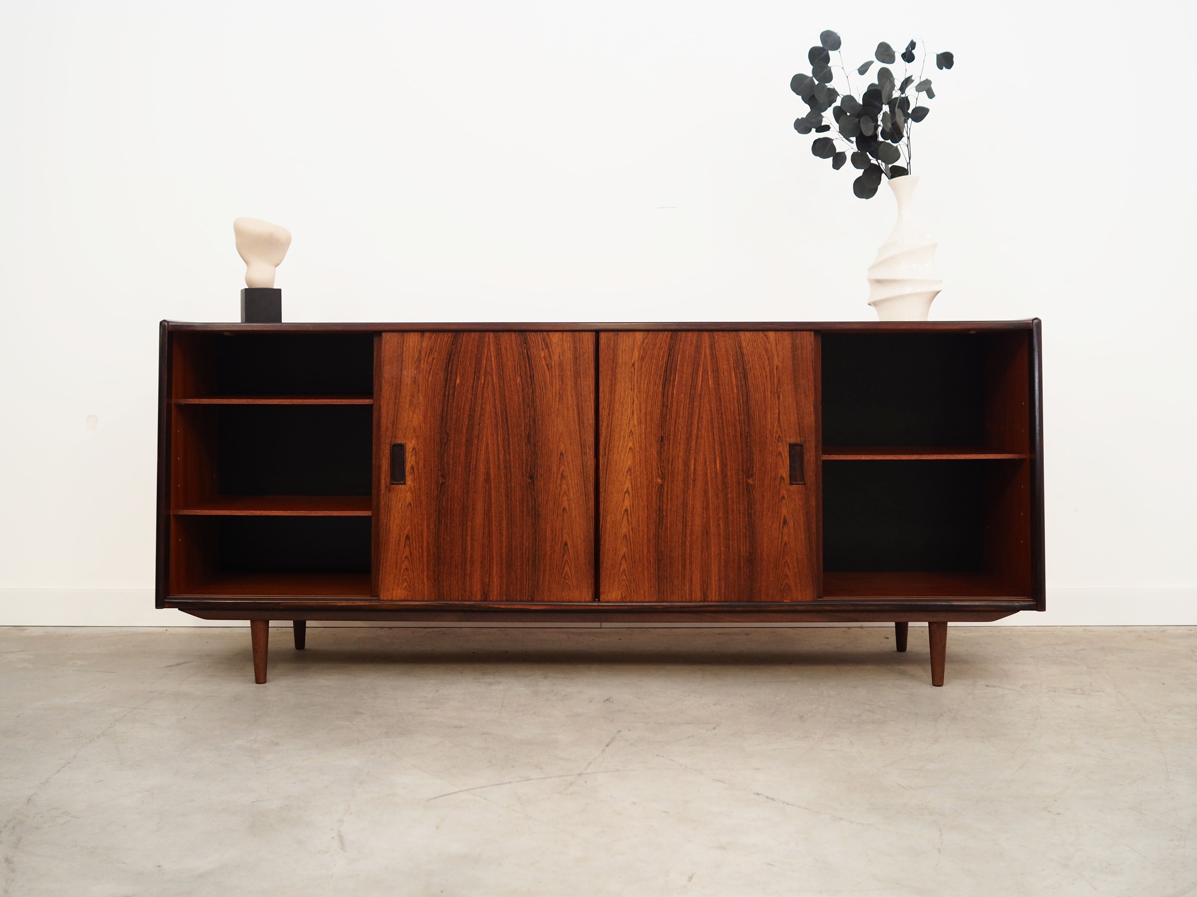 Rosewood_sideboard_Danish_design_1970s_production_Denmark