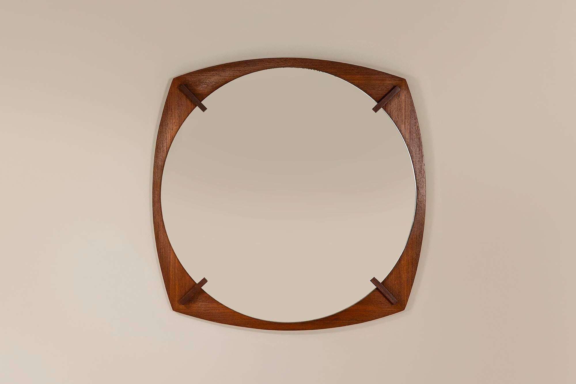 Round_Mirror_with_Outward_Curved_Rosewood_Frame_Italy_1960s