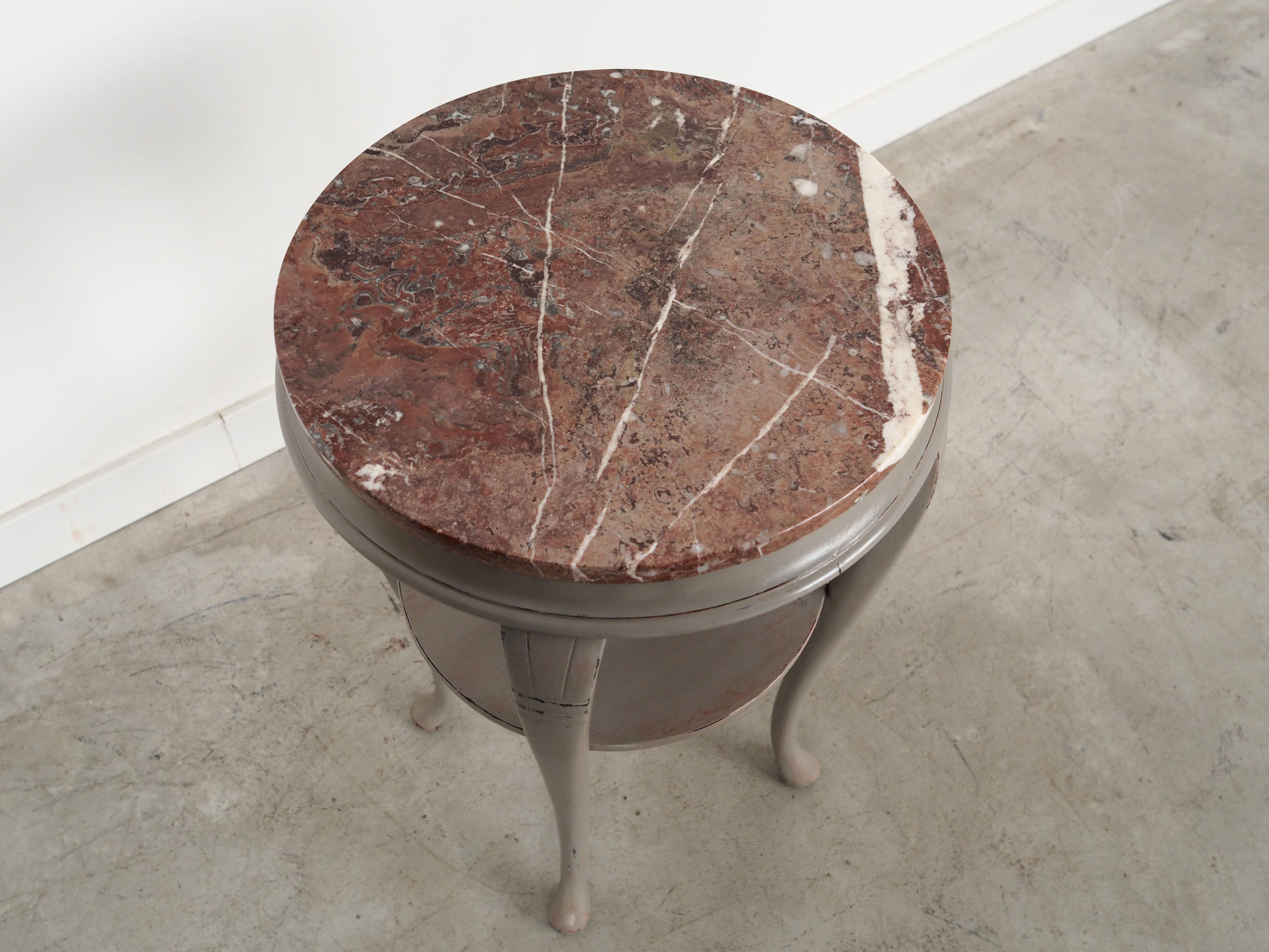 Round_mahogany_coffee_table_Danish_design_1960s_production_Denmark