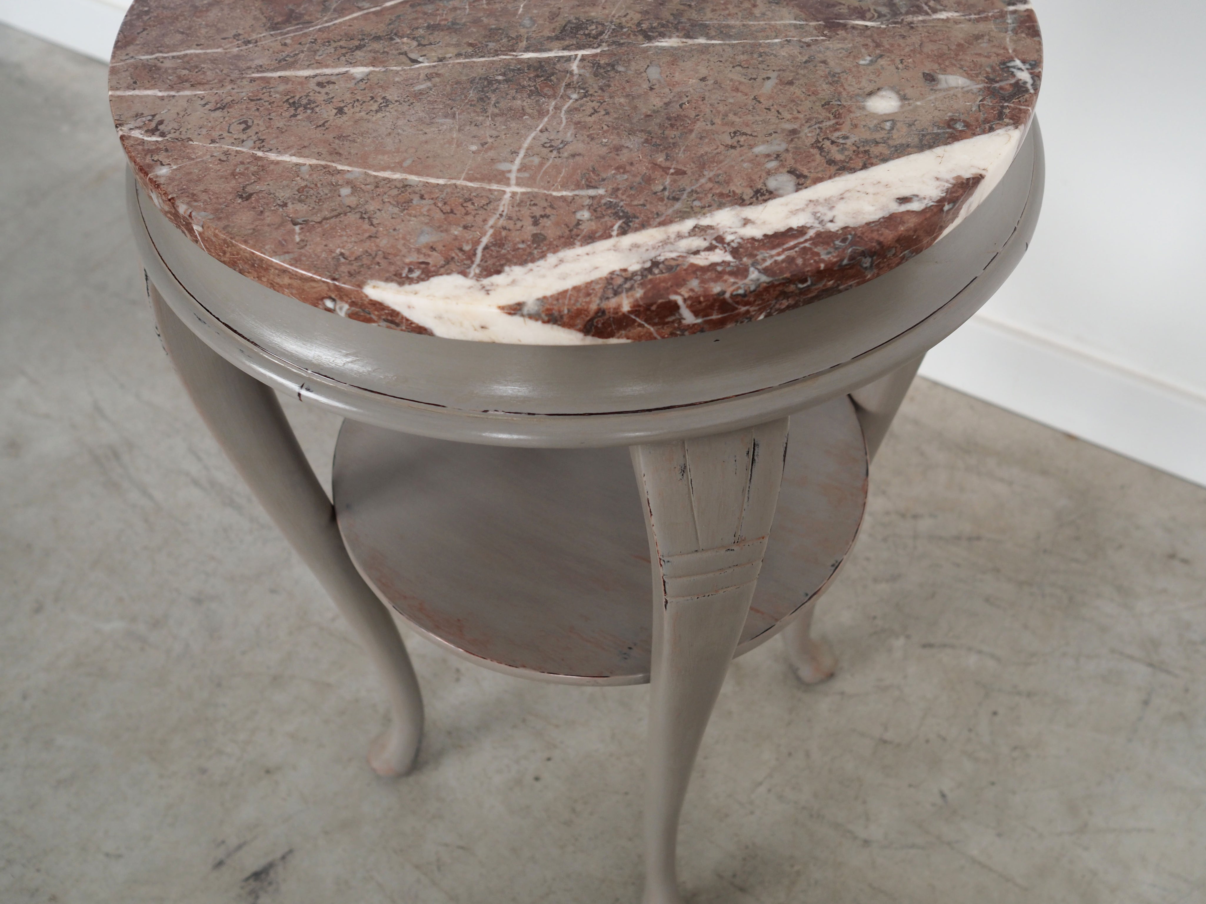 Round_mahogany_coffee_table_Danish_design_1960s_production_Denmark
