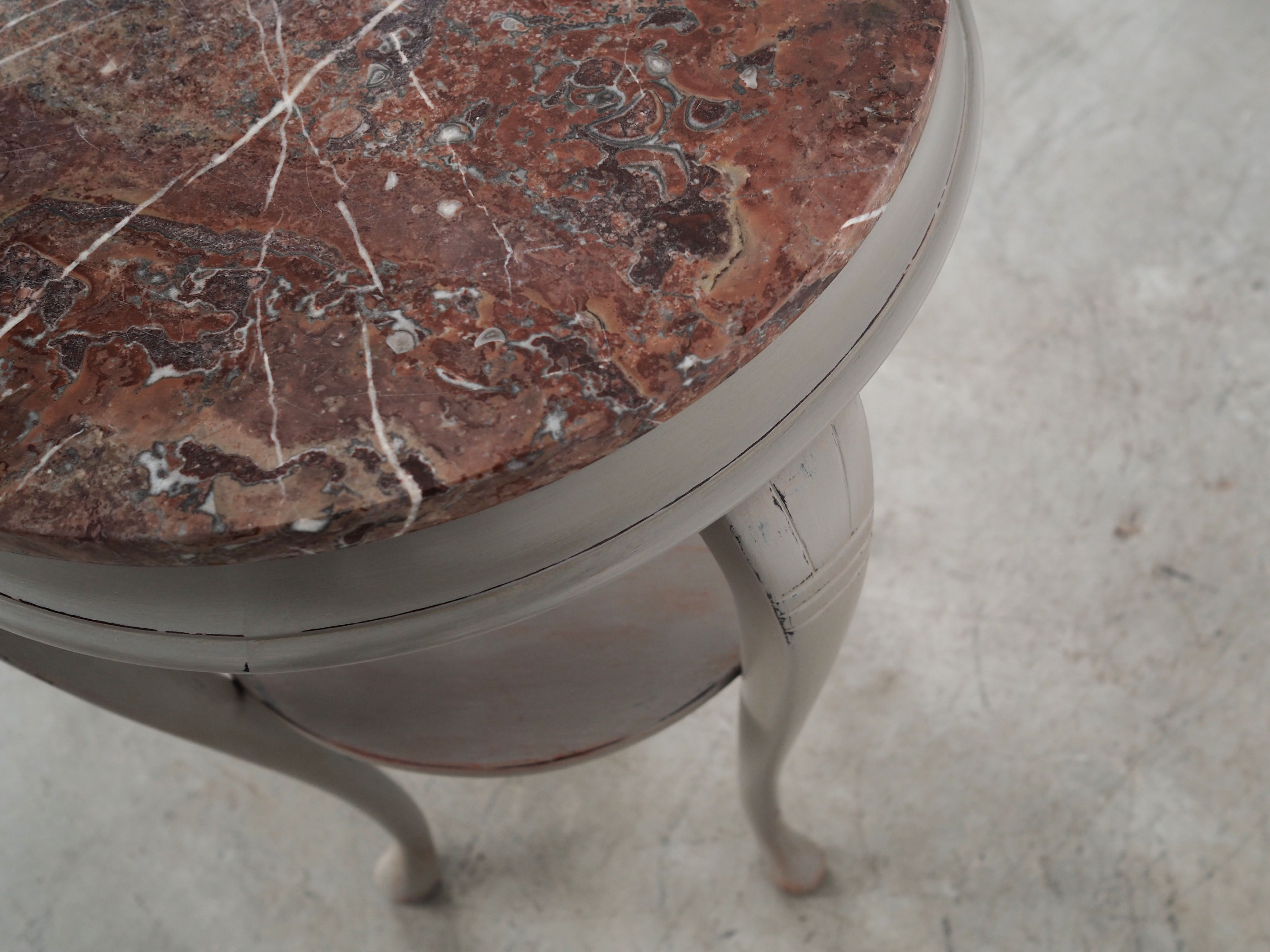 Round_mahogany_coffee_table_Danish_design_1960s_production_Denmark
