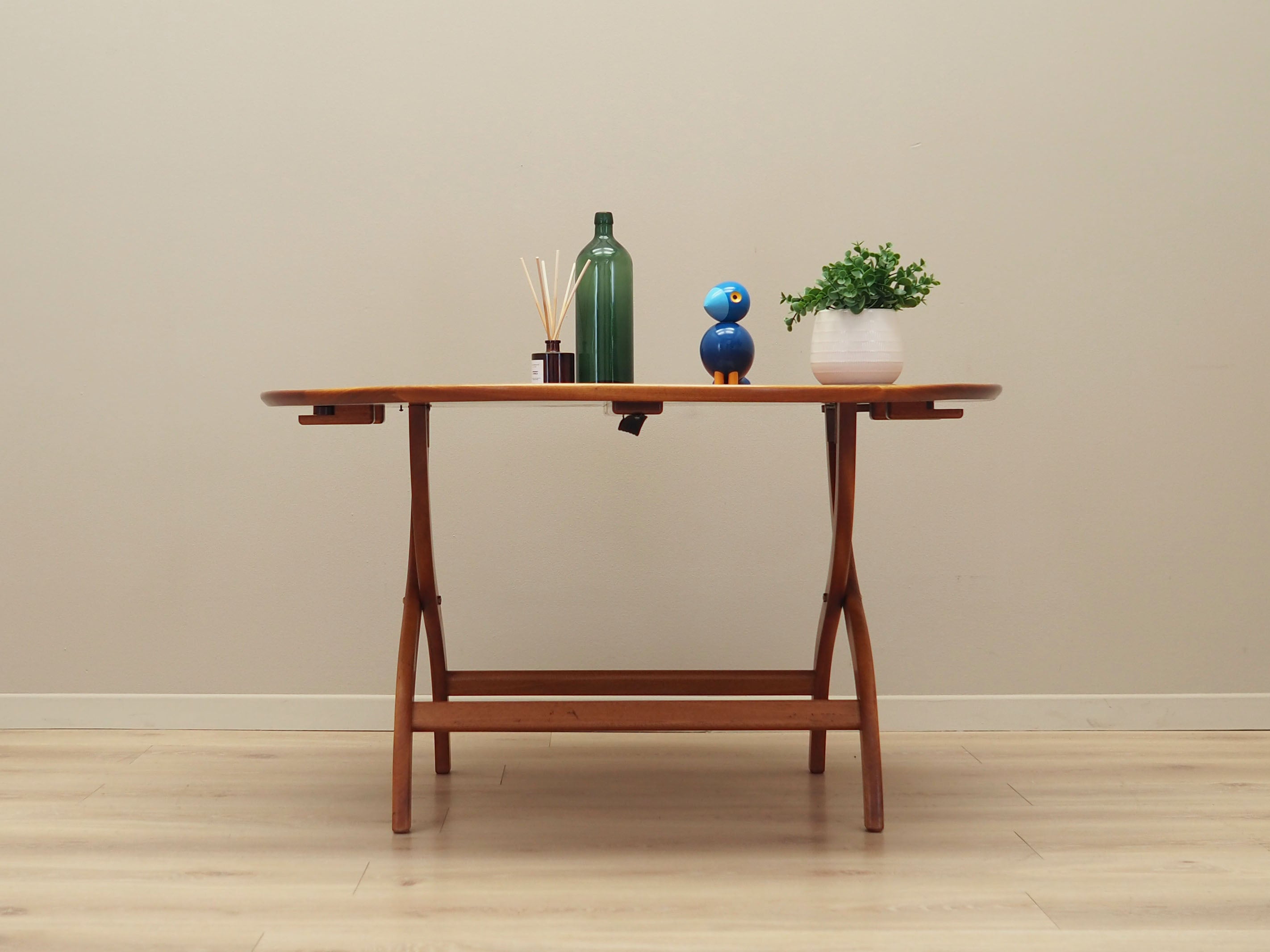 Round_mahogany_coffee_table_in_Danish_design_1970s_production_Denmark