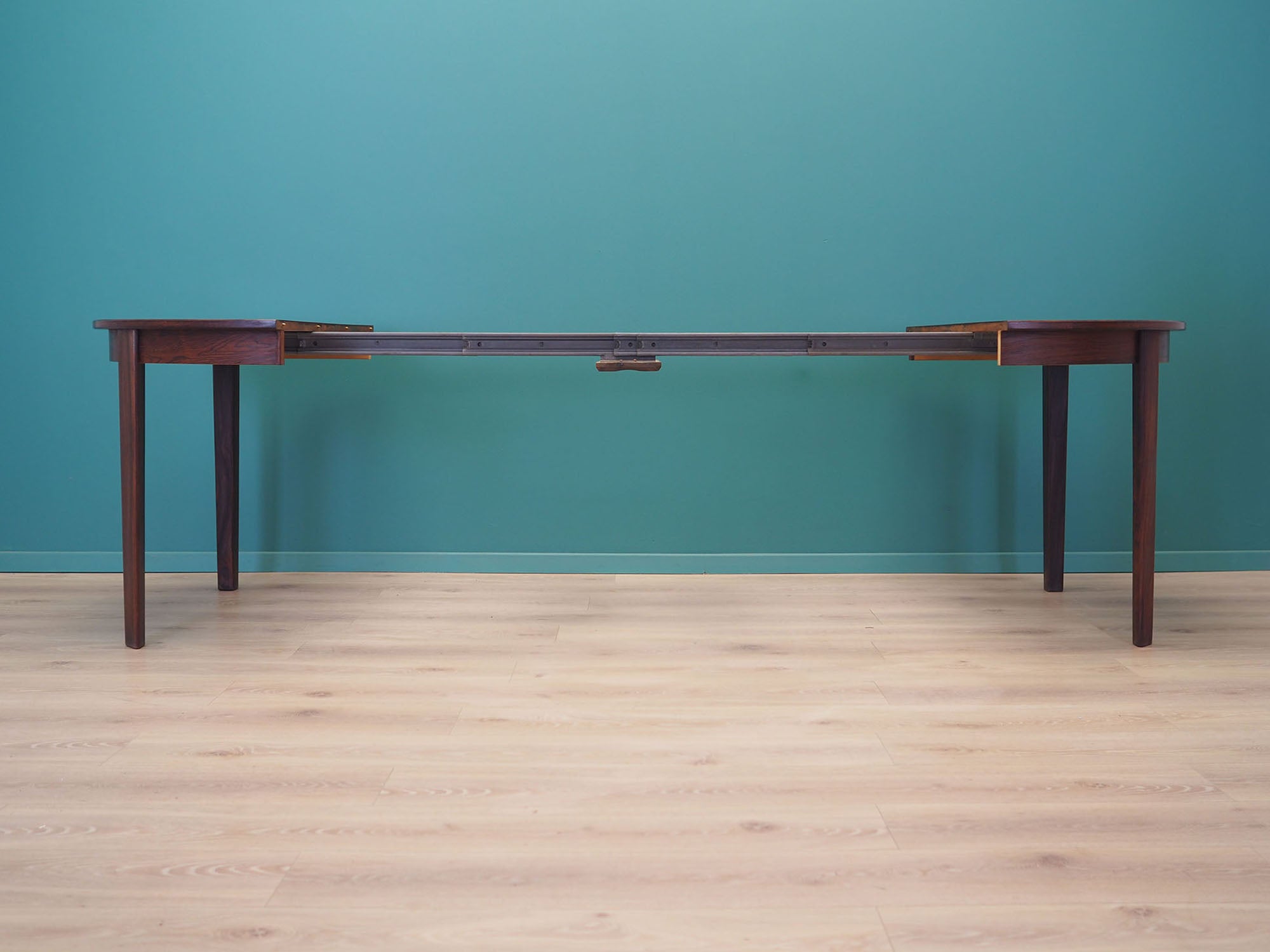 Round_rosewood_table_Danish_design_1960s_production_Denmark