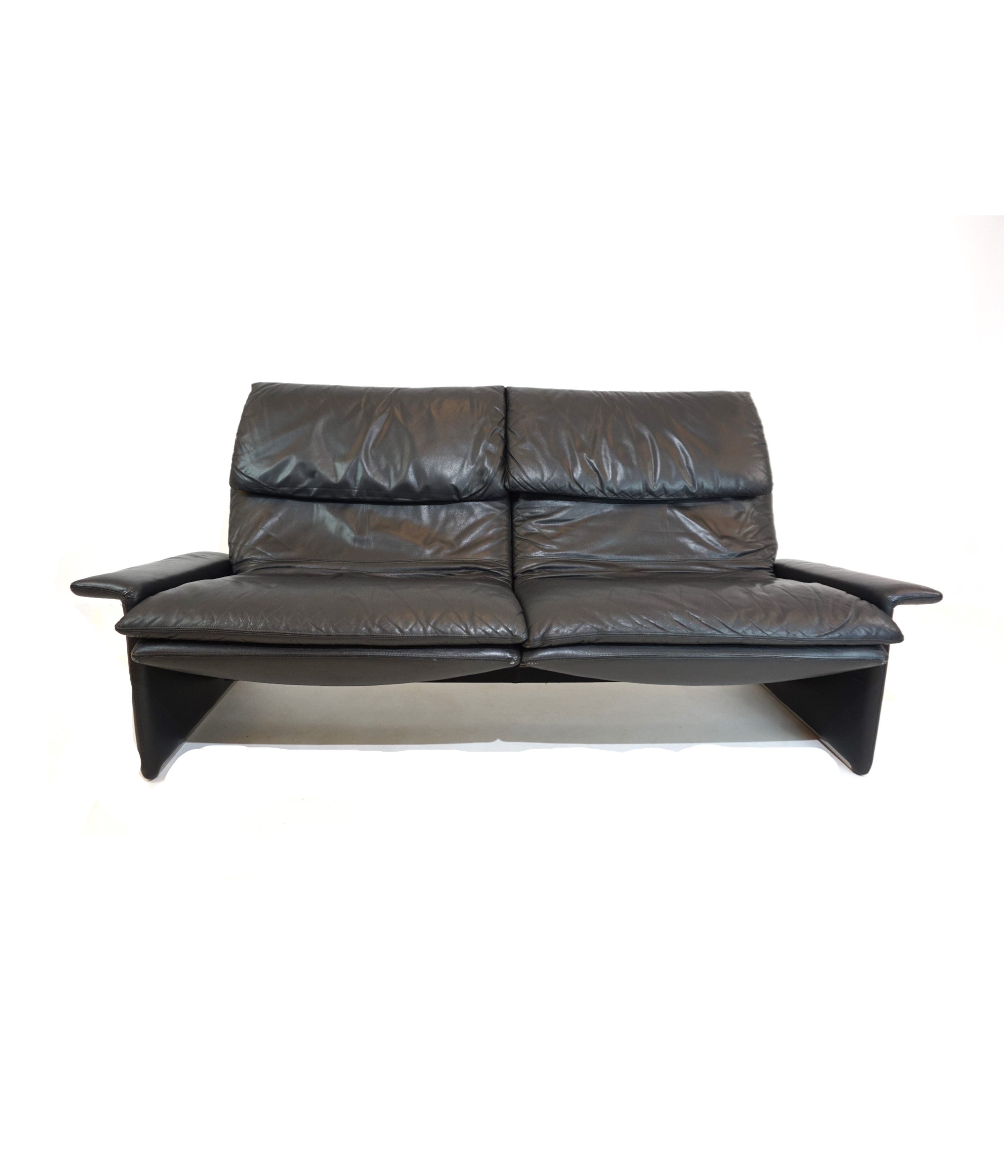 Saporiti_Italia_2_seater_leather_sofa_by_Giovanni_Offredi