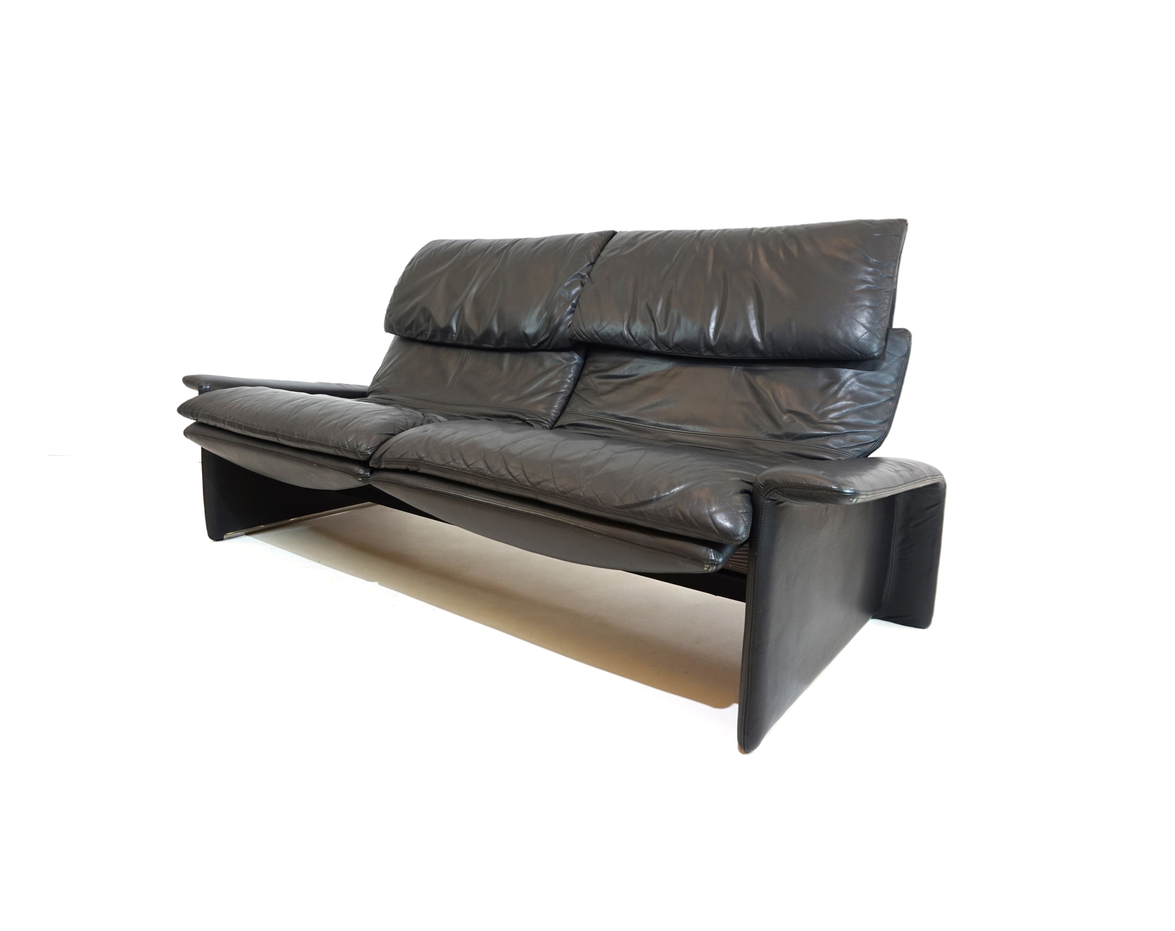 Saporiti_Italia_2_seater_leather_sofa_by_Giovanni_Offredi