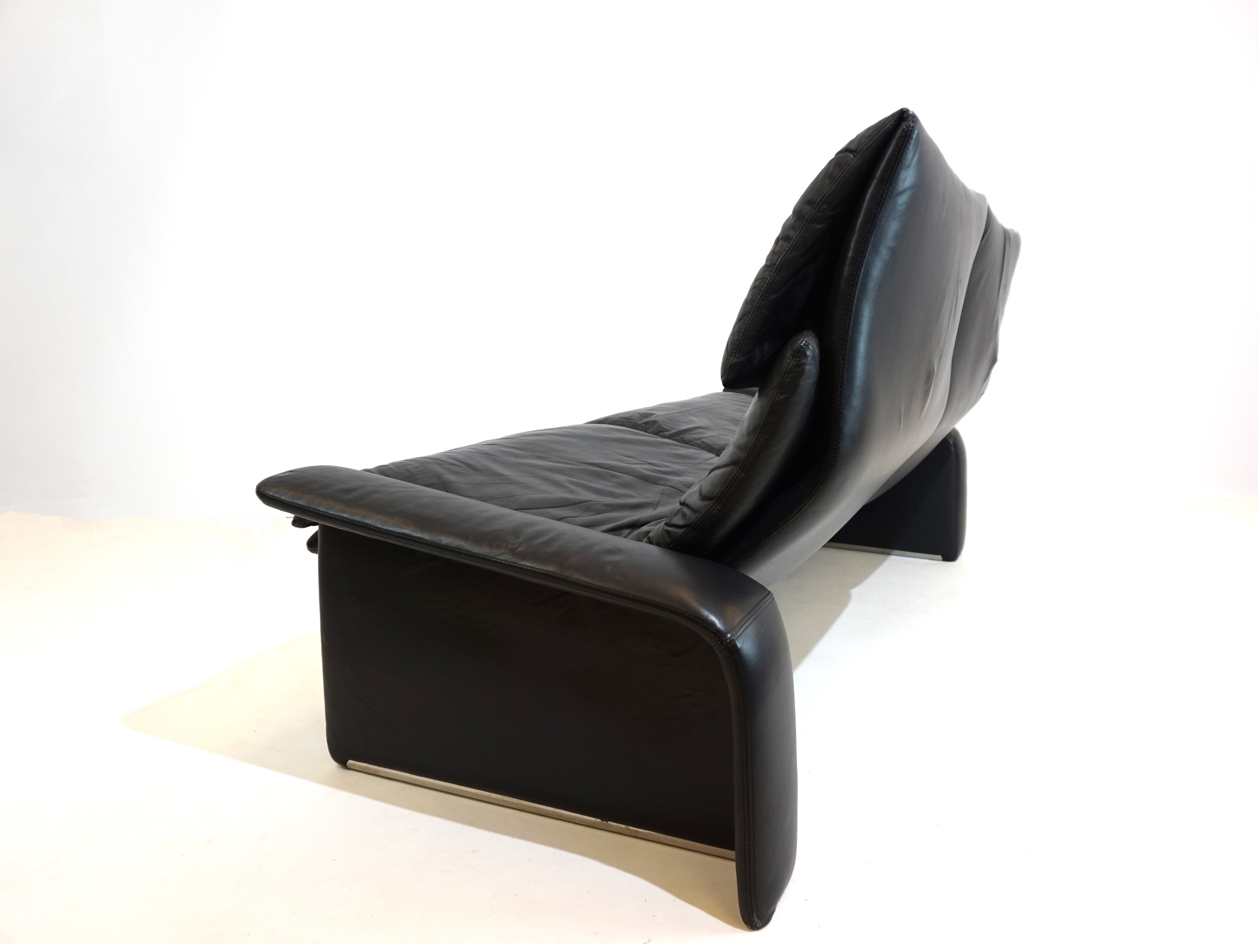 Saporiti_Italia_2_seater_leather_sofa_by_Giovanni_Offredi