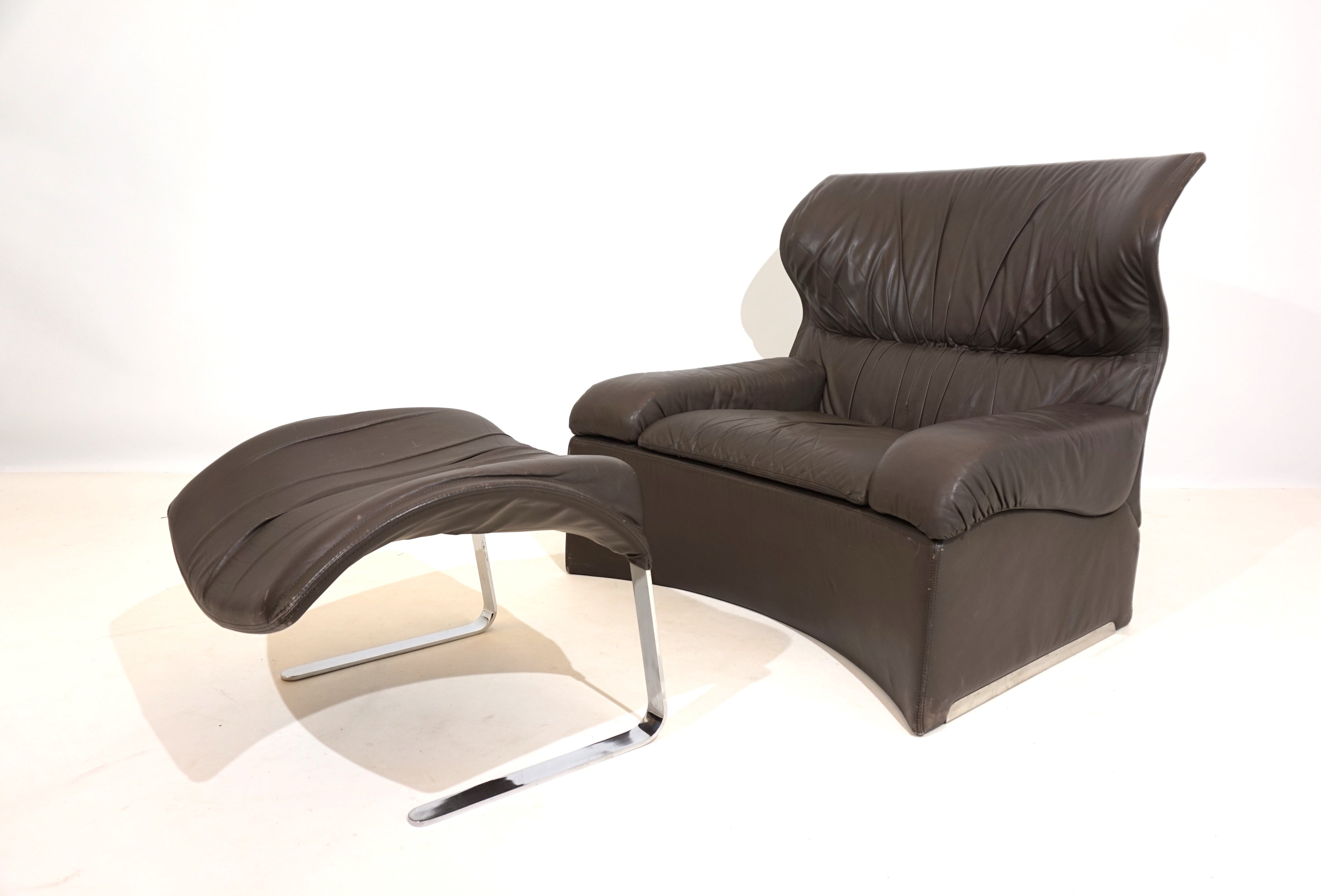 Saporiti_Vela_Alta_leather_armchair_with_ottoman 