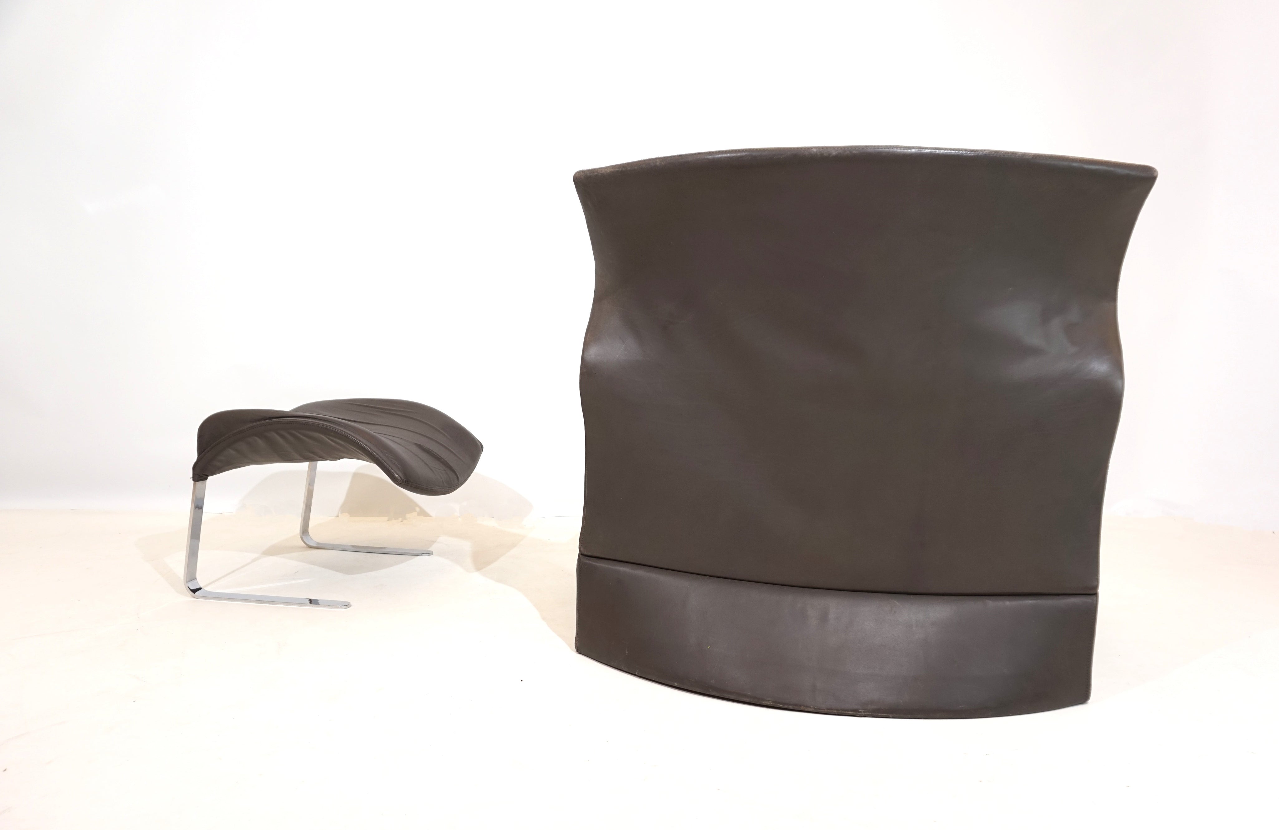 Saporiti_Vela_Alta_leather_armchair_with_ottoman 