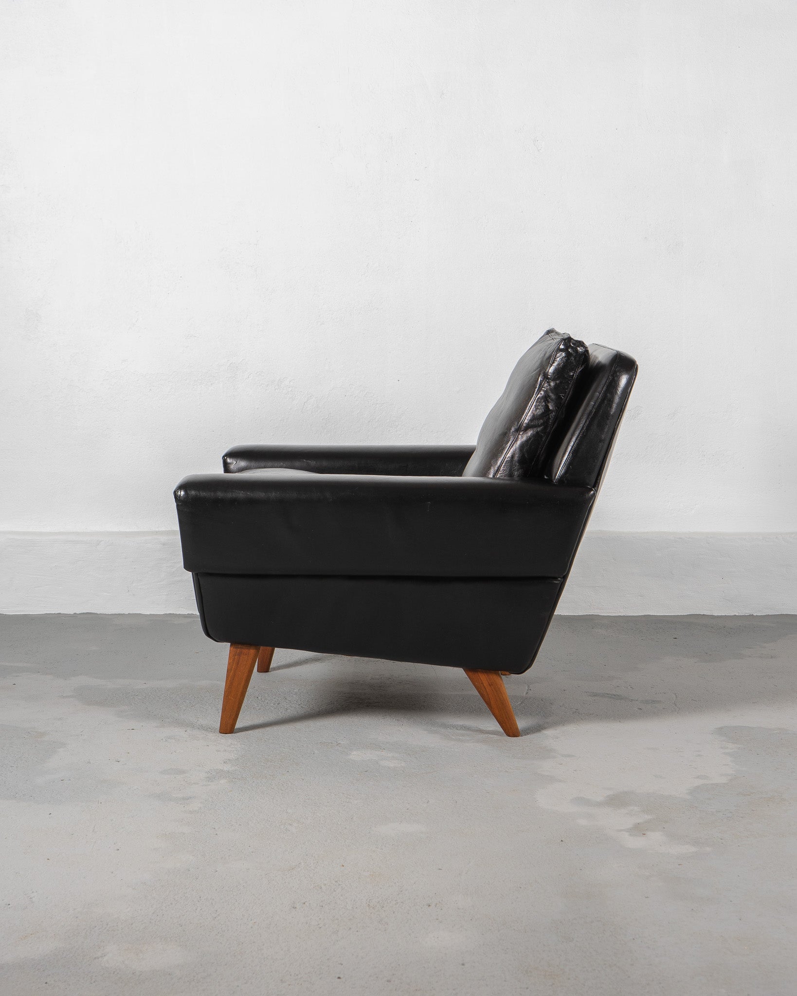 Scandinavian_Black_Leather_and_Teak_Armchair_Denmark_circa_1960
