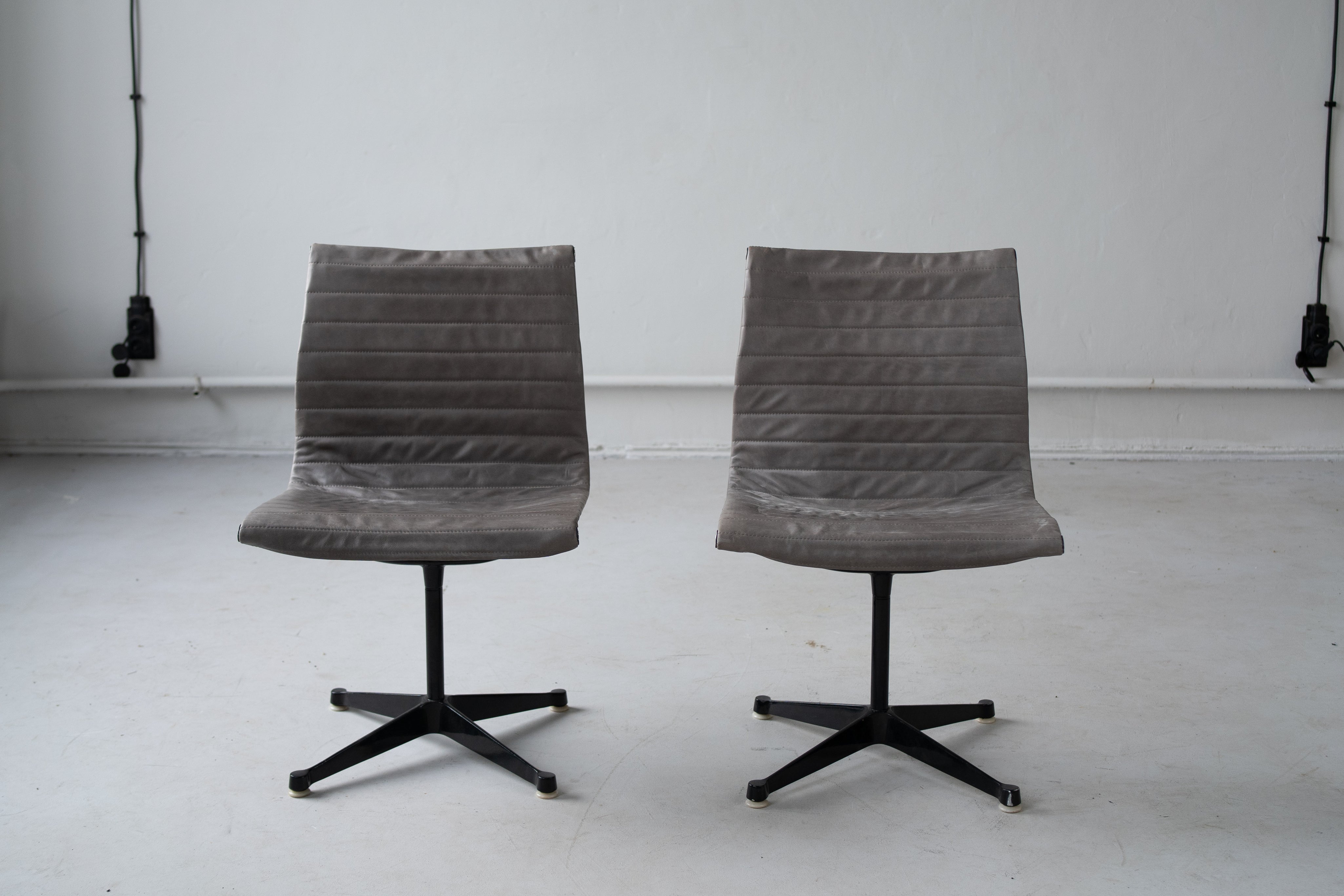 Set_of_2_Aluminium_Desk_Chairs_by_Charles_and_Ray_Eames_1960s