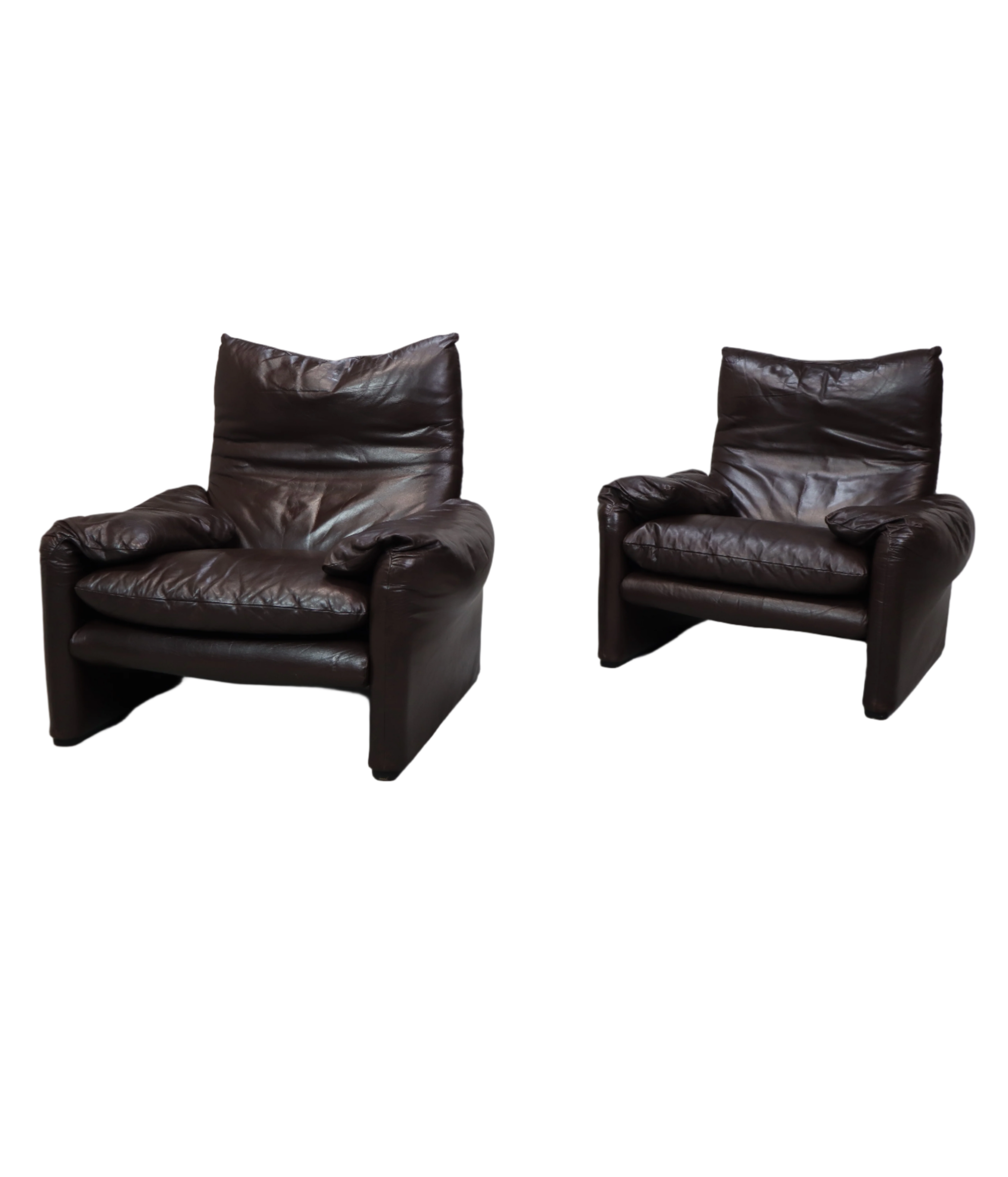 Set_of_2_Maralunga_leather_armchairs_by_Vico_Magistretti_for_Cassina_1974.