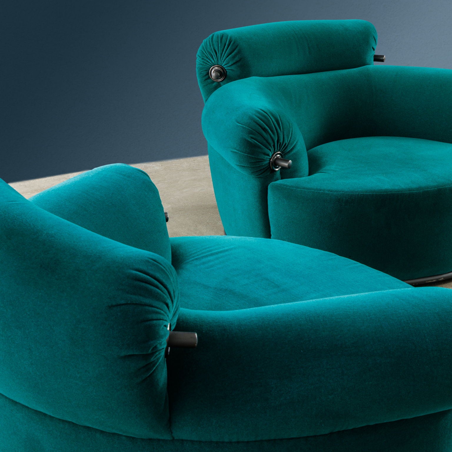 Set_of_2_P20B_Toro_Armchairs_and_Footstool_by_Luigi_Caccia_Dominioni_1980s