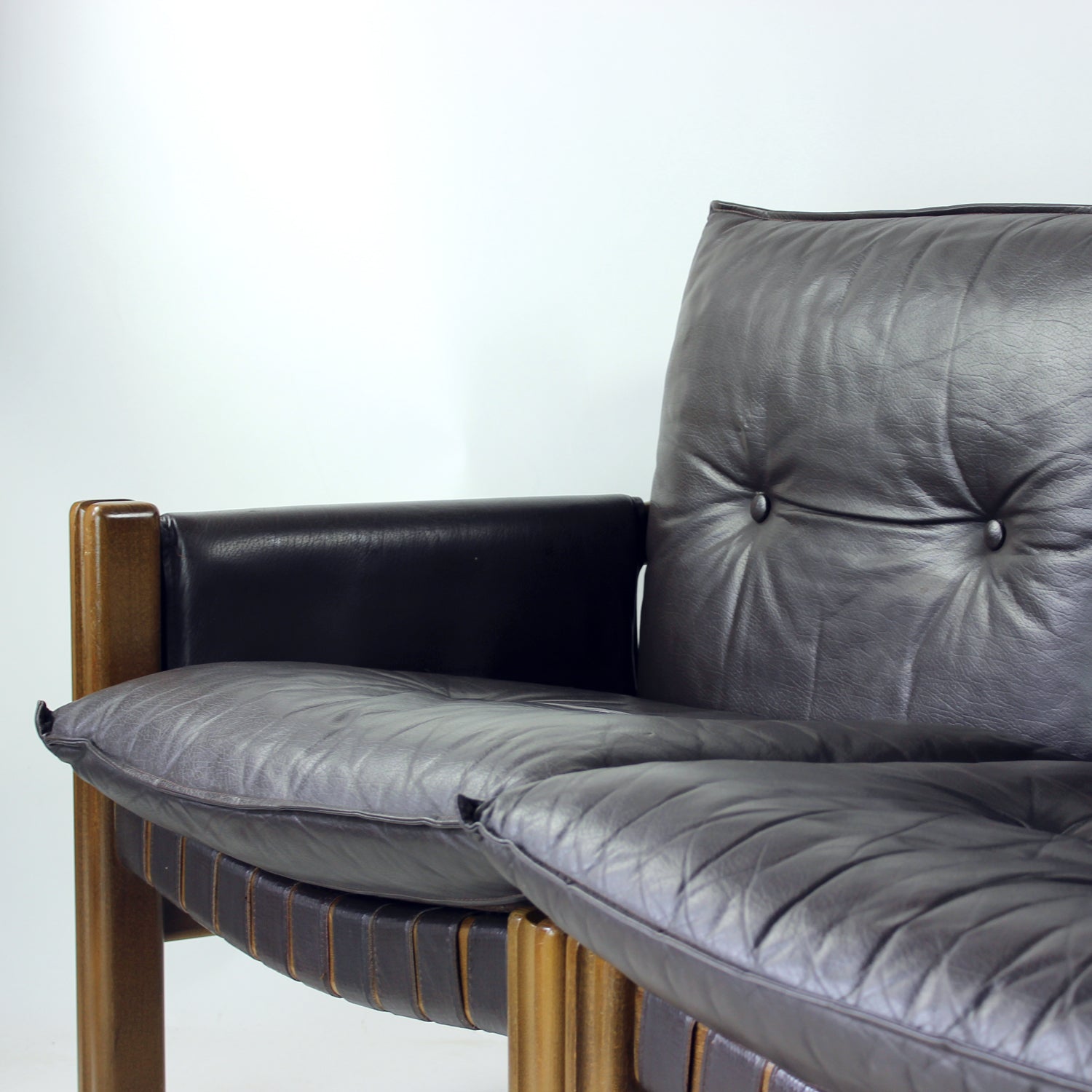 Set_of_2_Sofa_in_Walnut_And_Leather_By_Boris_H_la_For_Ton_1986