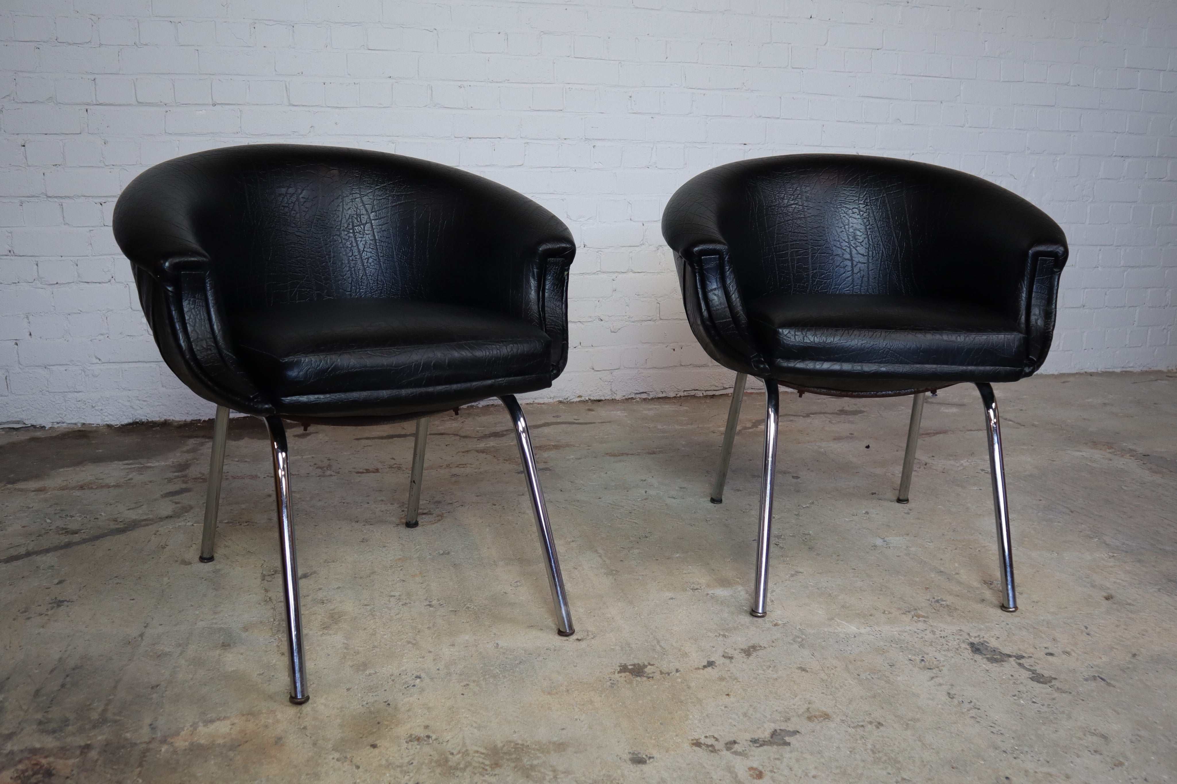 Set_of_2_black_faux_leather_Mid-century_armchairs