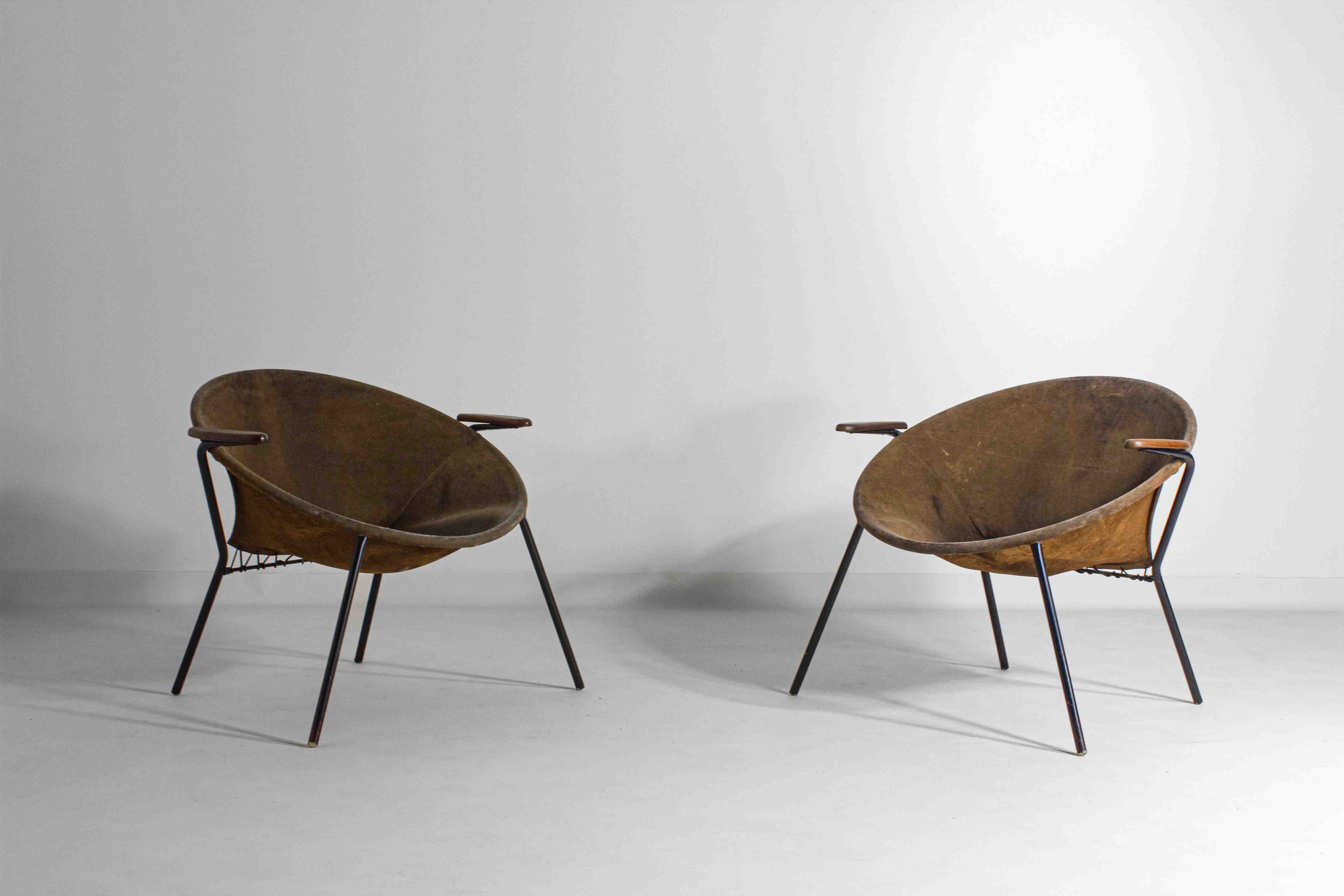 Set_of_2_early_edition_Balloon_Chairs_by_Hans_Olsen